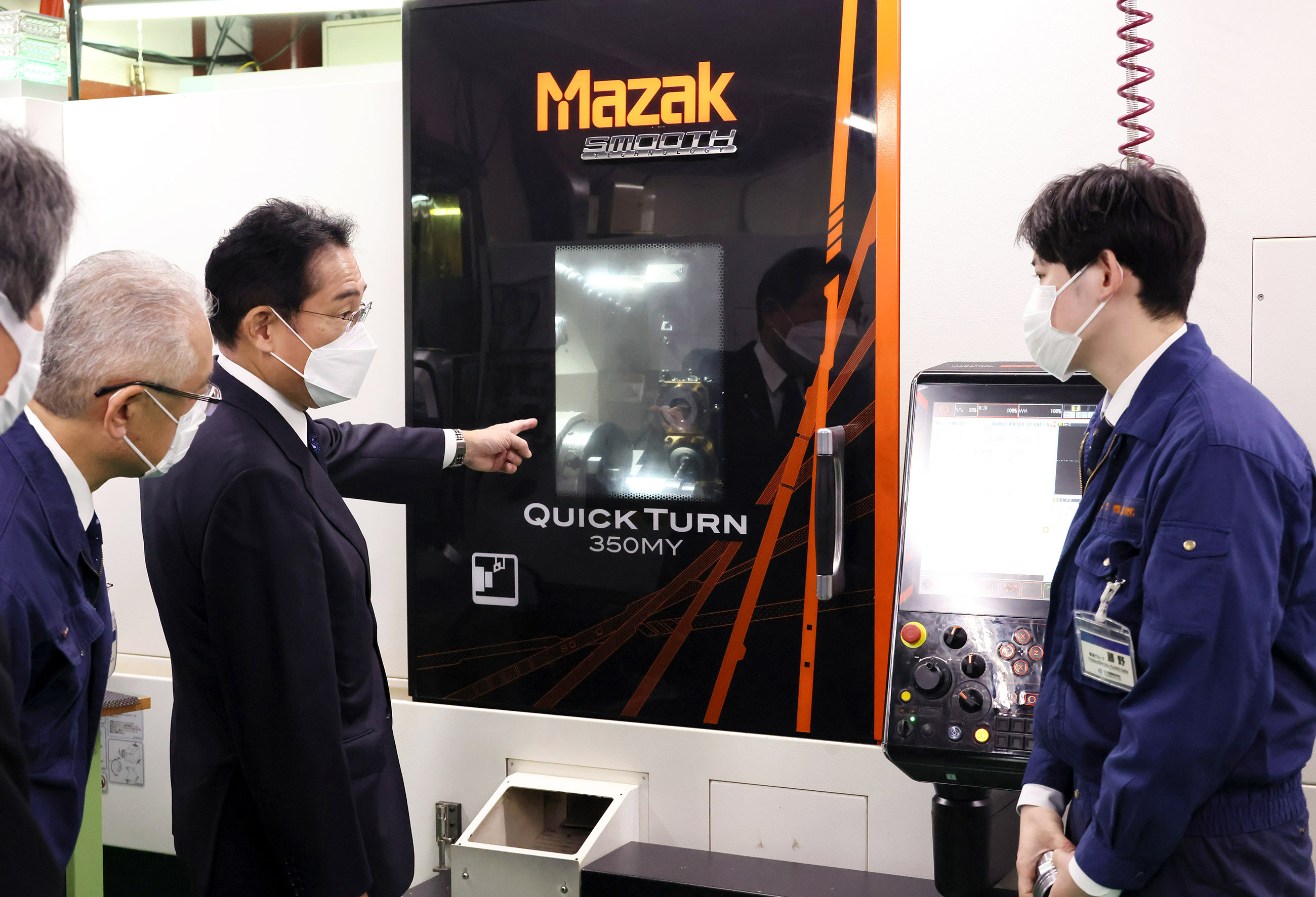 Photograph of the Prime Minister visiting a company that manufactures and sells precision machinery components (4)