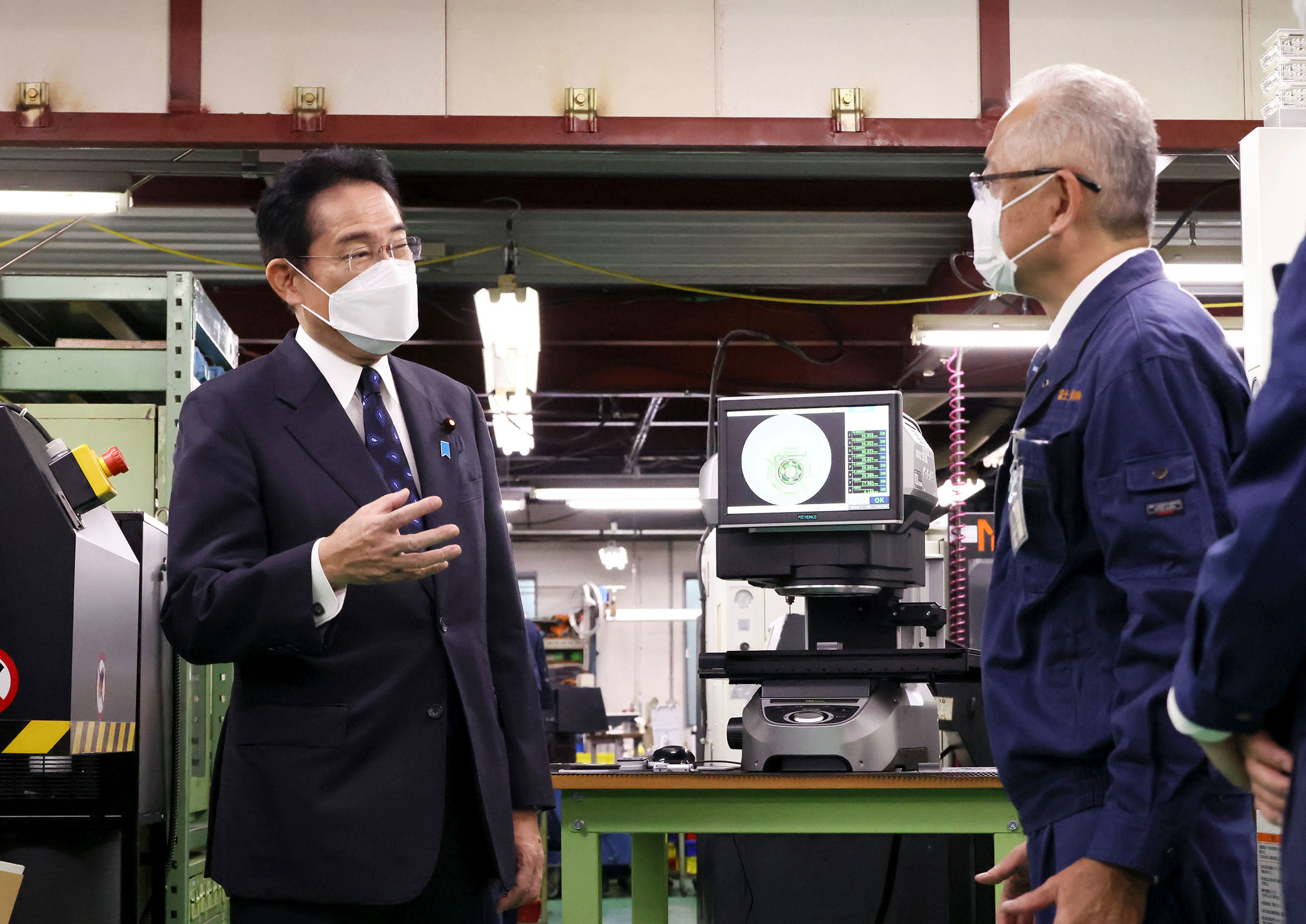 Photograph of the Prime Minister visiting a company that manufactures and sells precision machinery components (5)