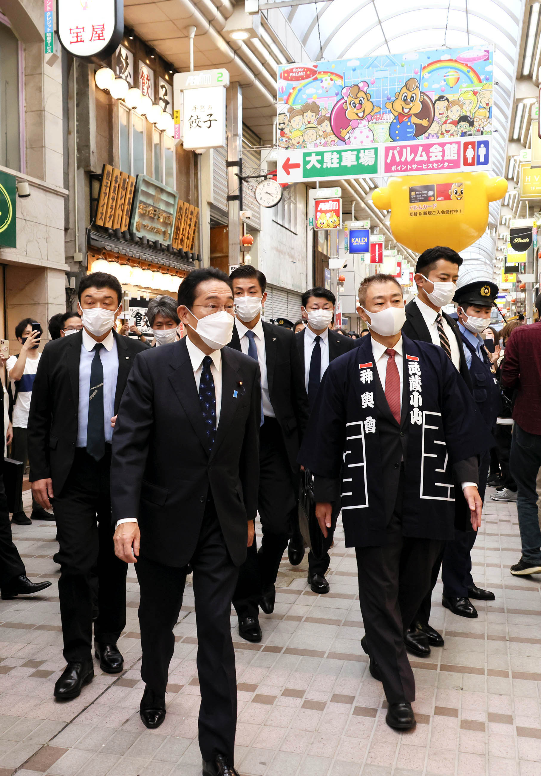 Photograph of the Prime Minister visiting Musashikoyama Shopping Street Palm (1)