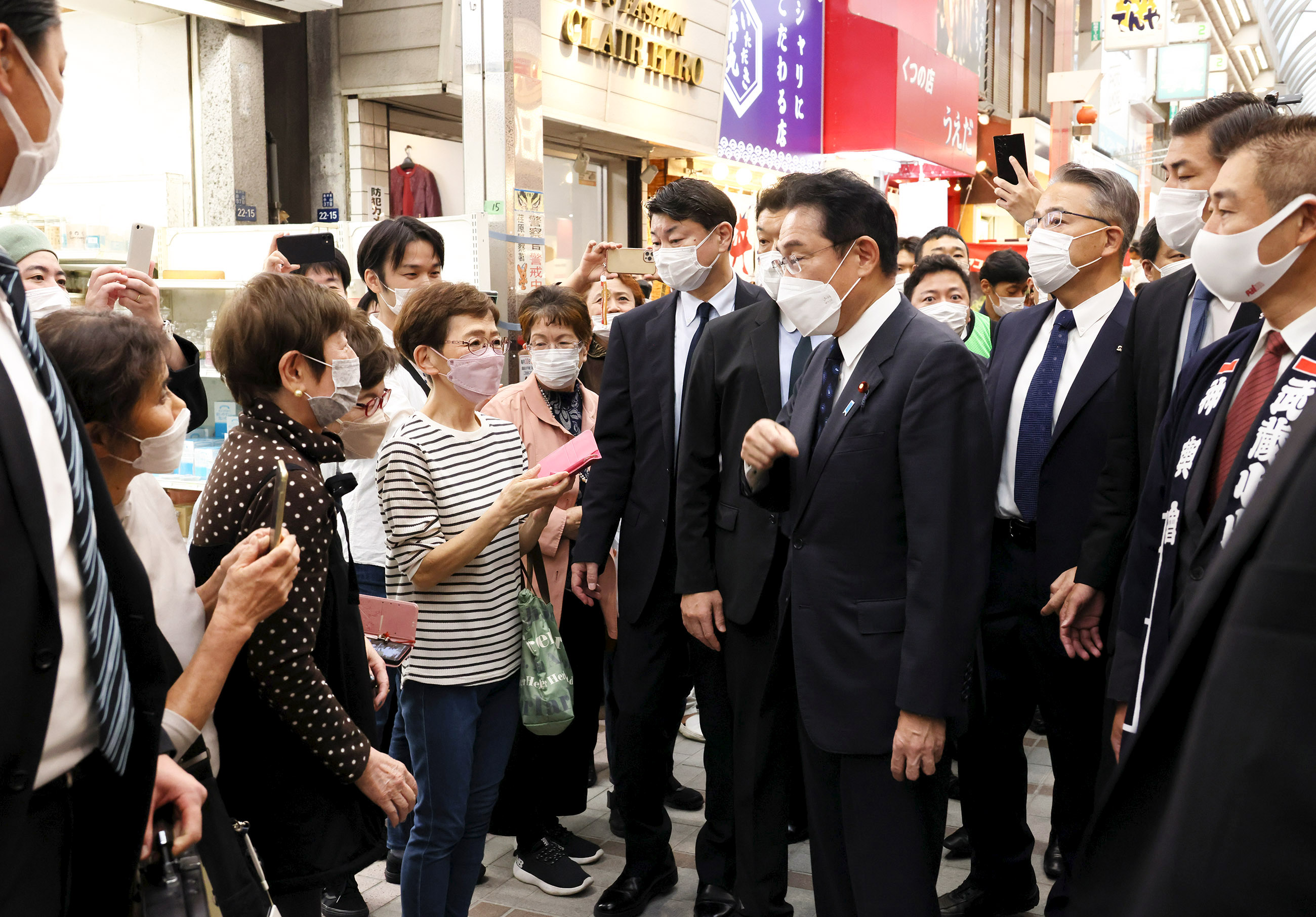 Photograph of the Prime Minister visiting Musashikoyama Shopping Street Palm (2)