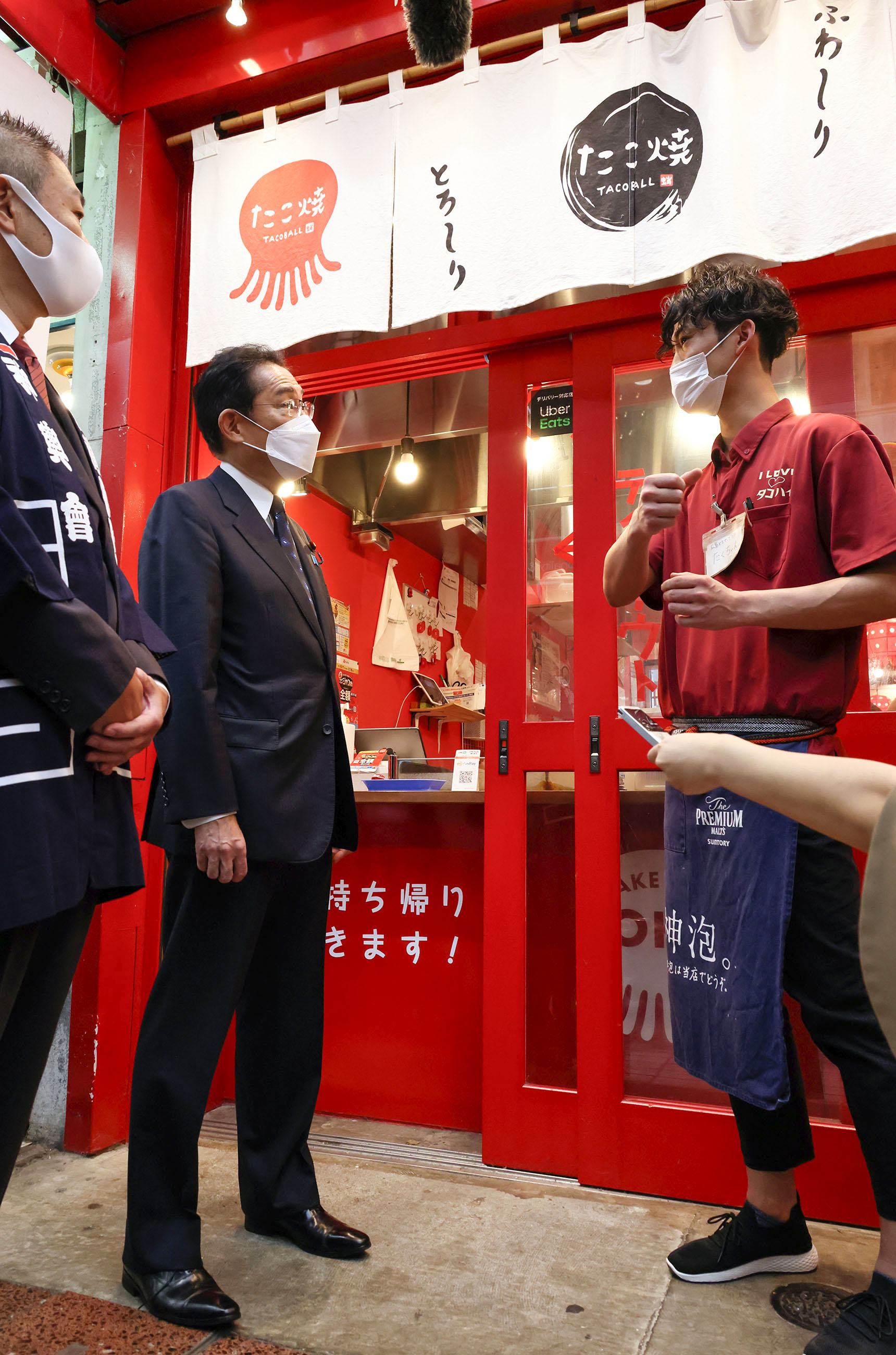 Photograph of the Prime Minister visiting a takoyaki restaurant (1)