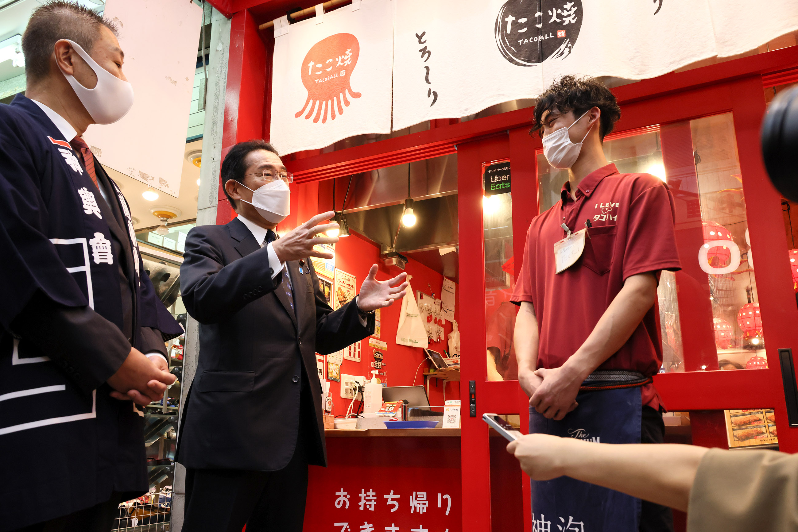 Photograph of the Prime Minister visiting a takoyaki restaurant (2)