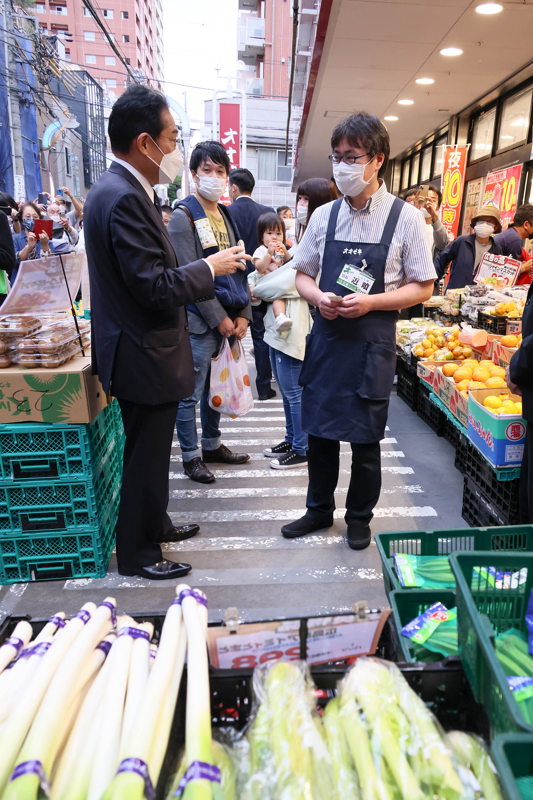 Photograph of the Prime Minister visiting a supermarket (1)
