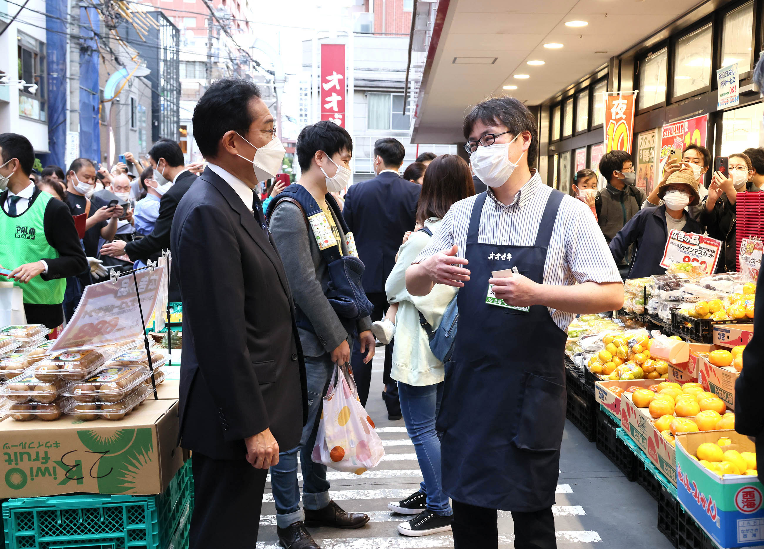 Photograph of the Prime Minister visiting a supermarket (2)