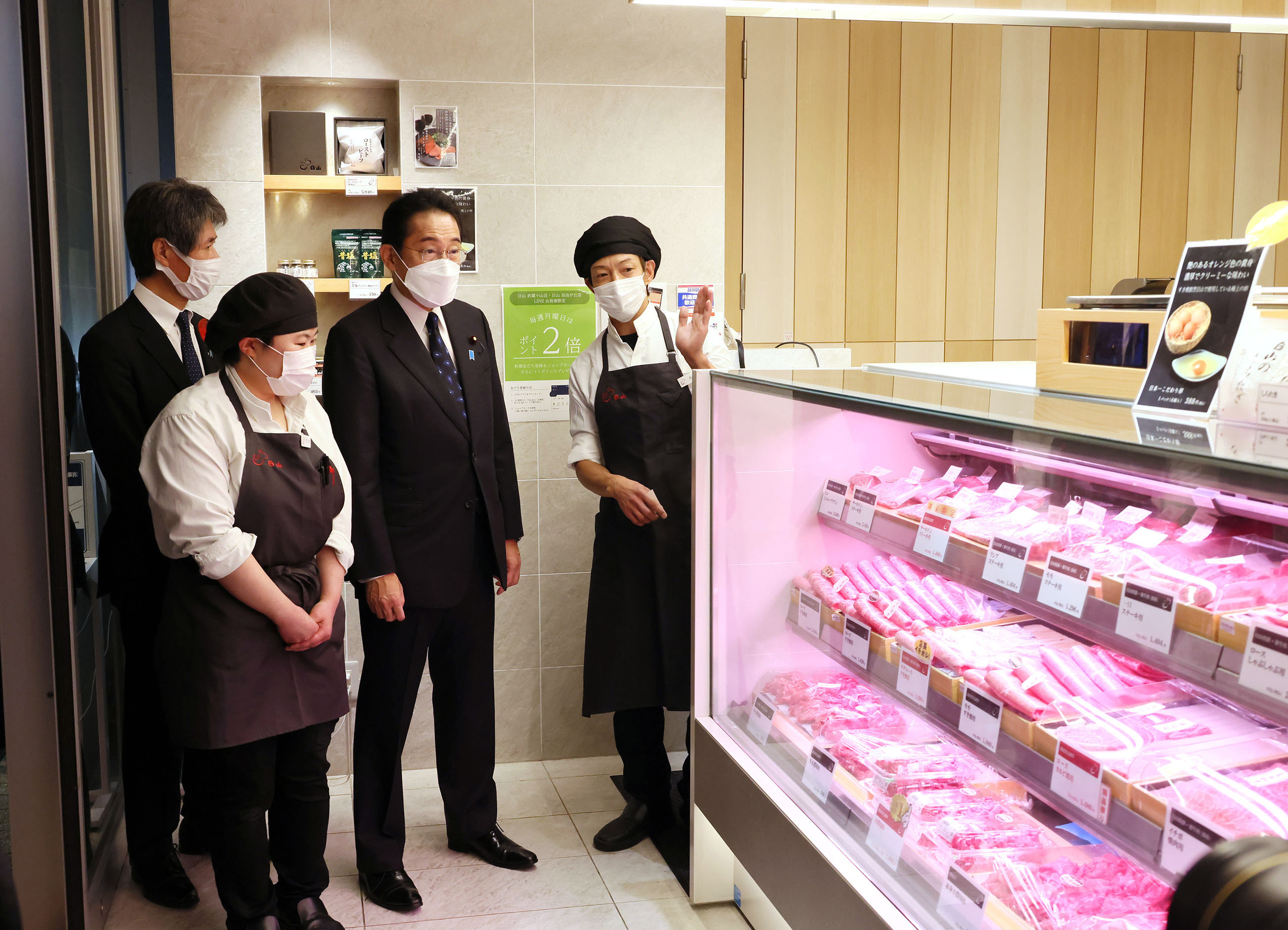 Photograph of the Prime Minister visiting a butcher shop (1)