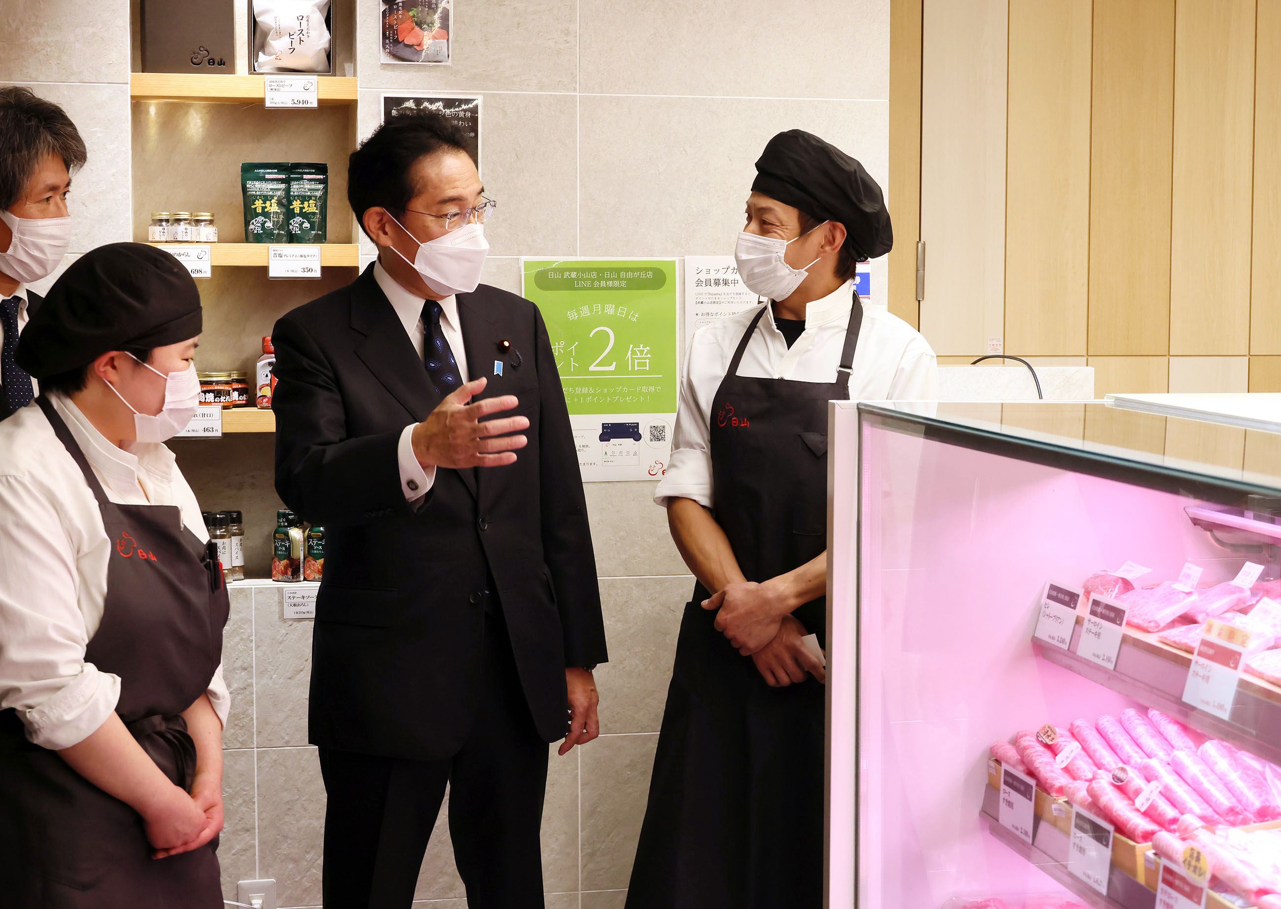 Photograph of the Prime Minister visiting a butcher shop (2)