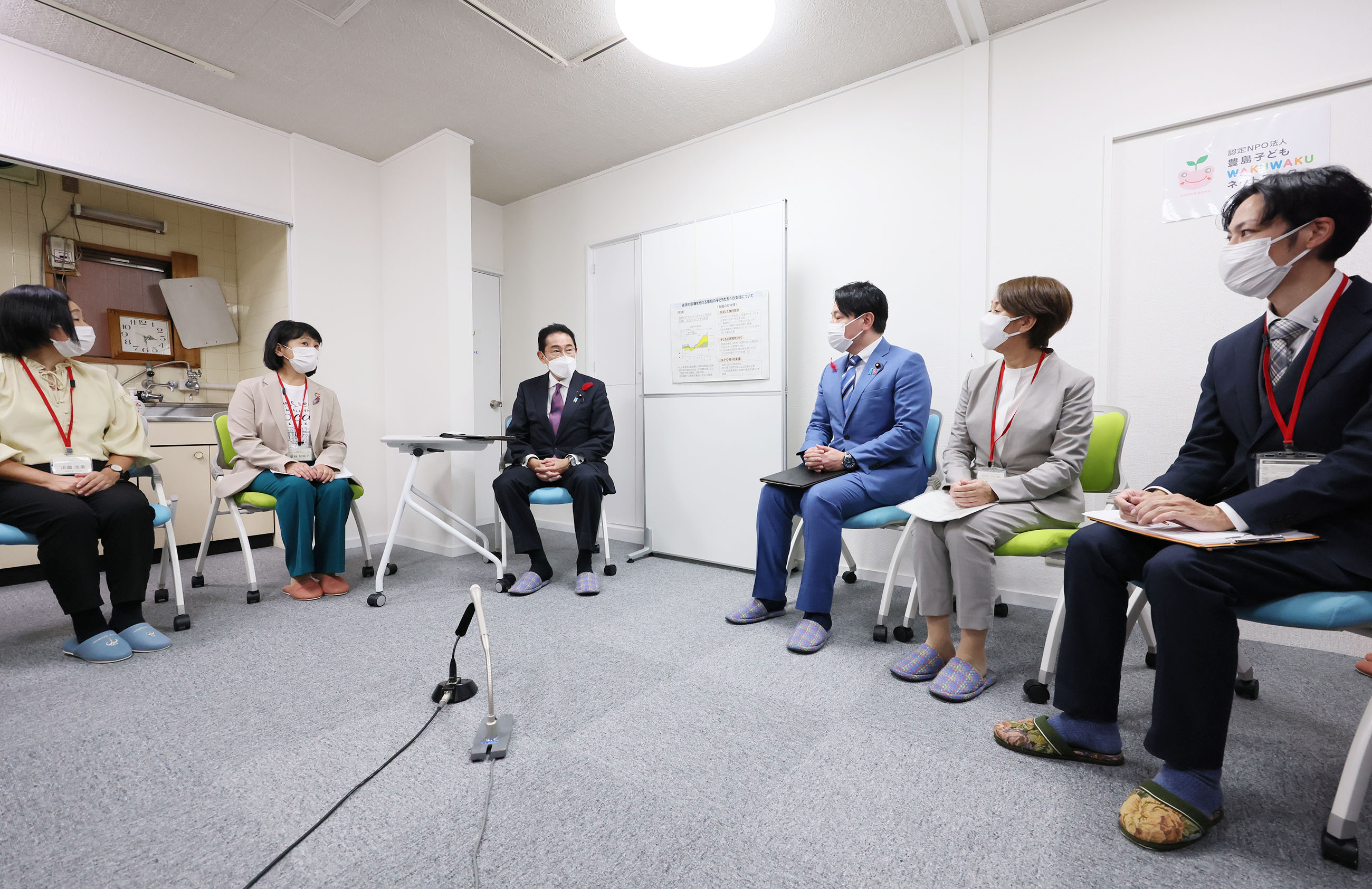 Photograph of the Prime Minister listening to a small group of people (1)