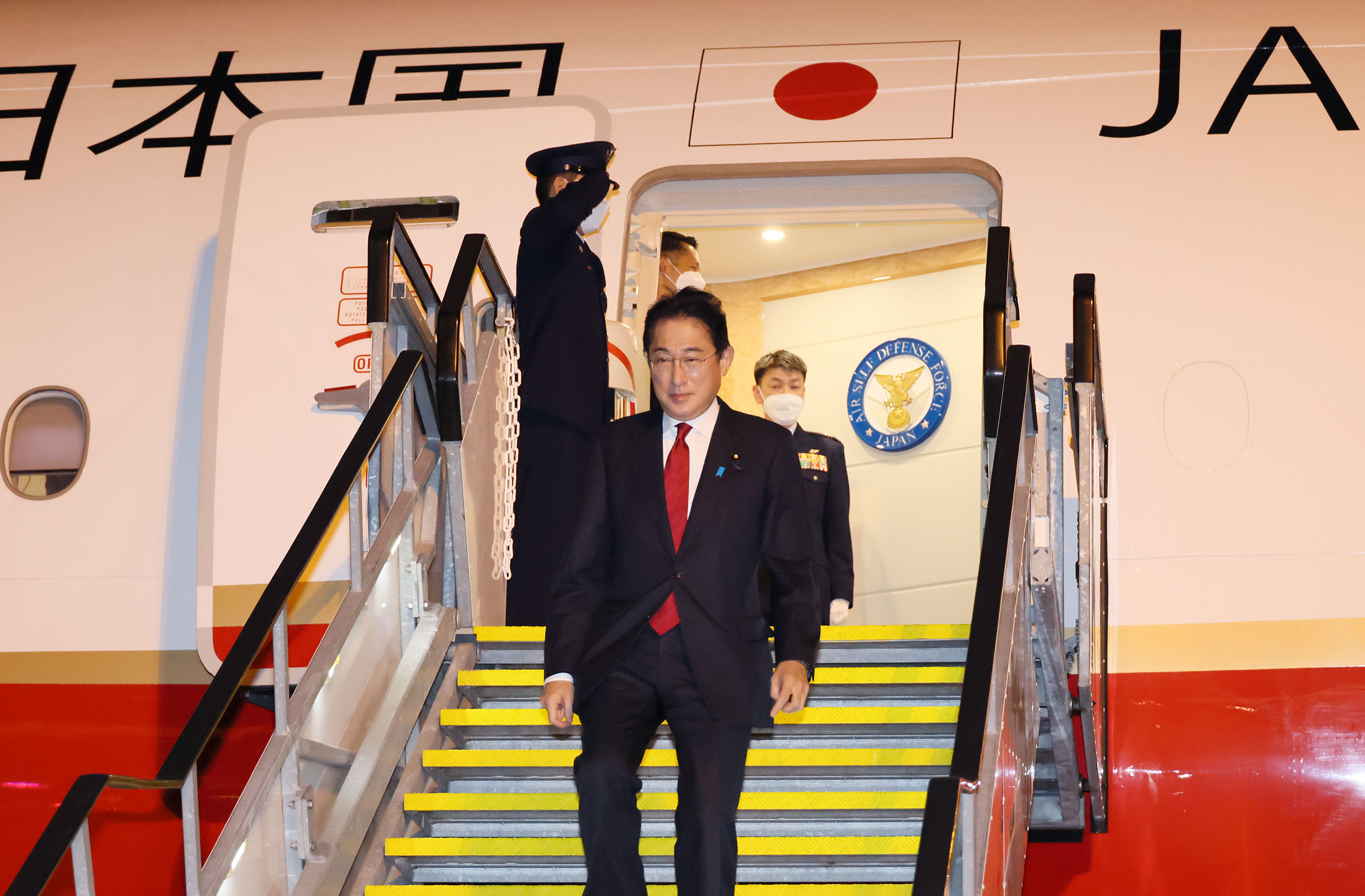Photograph of the Prime Minister arriving in Australia (1)