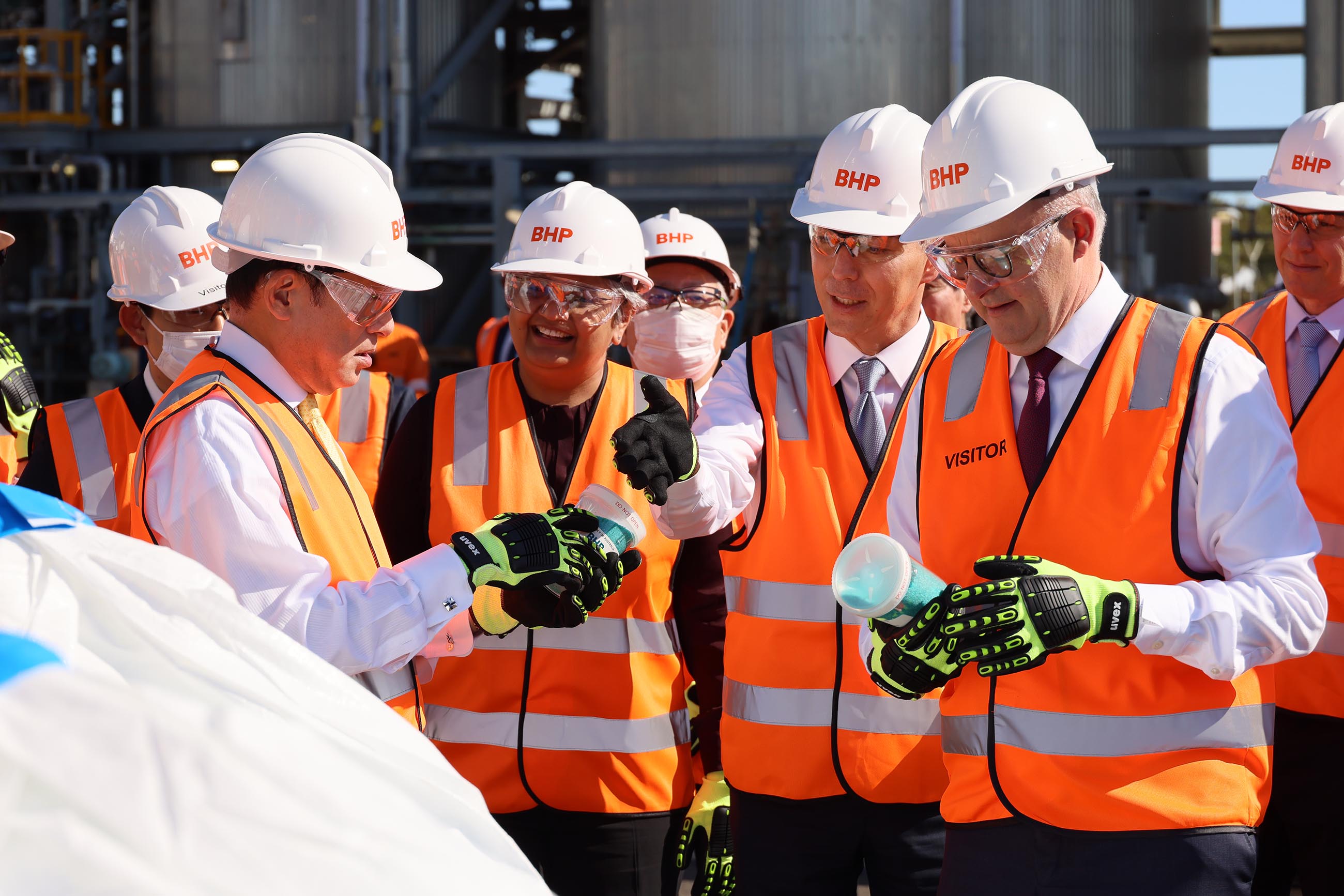 Photograph of the Prime Minister visiting the nickel refinery (2)