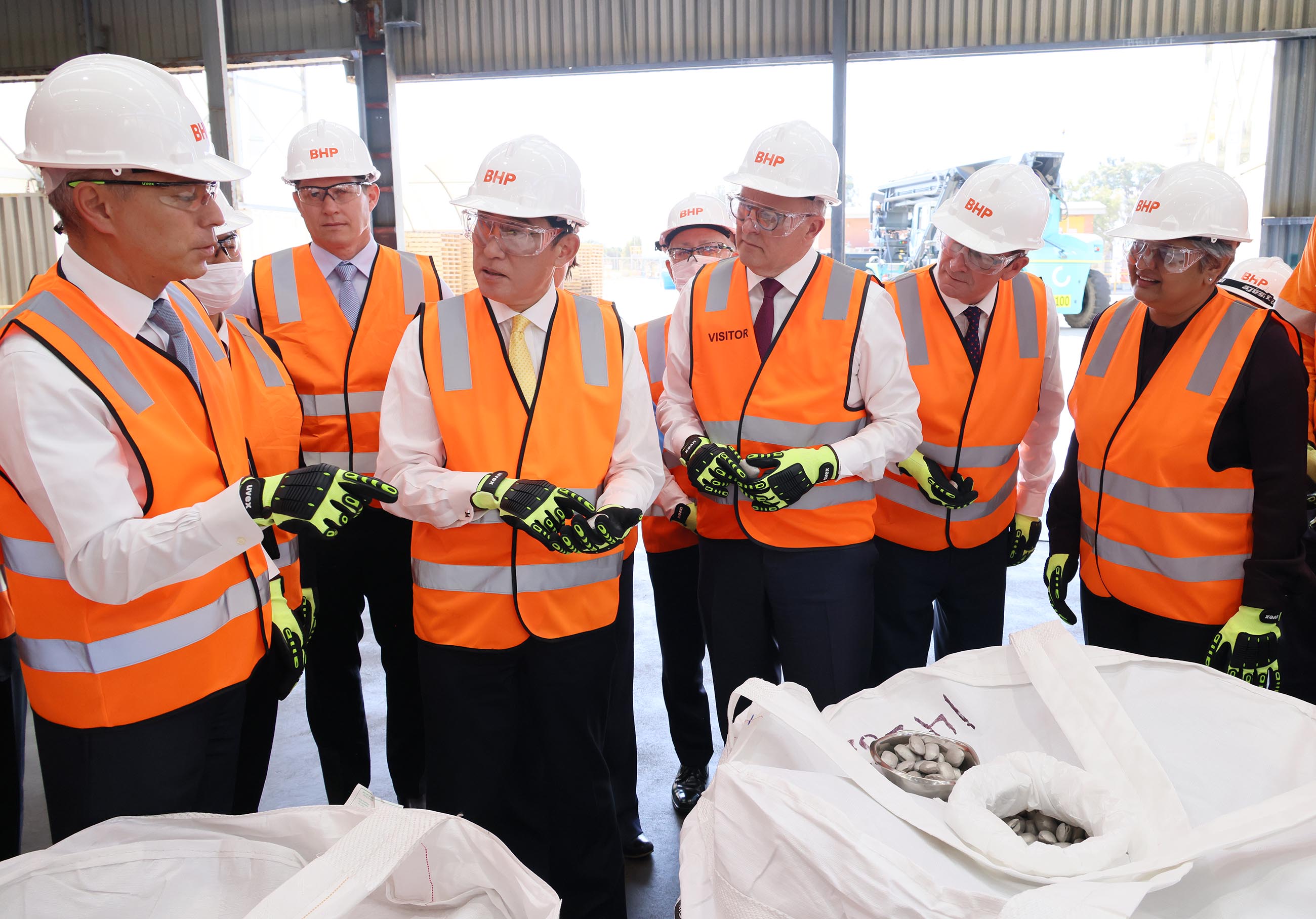 Photograph of the Prime Minister visiting the nickel refinery (3)