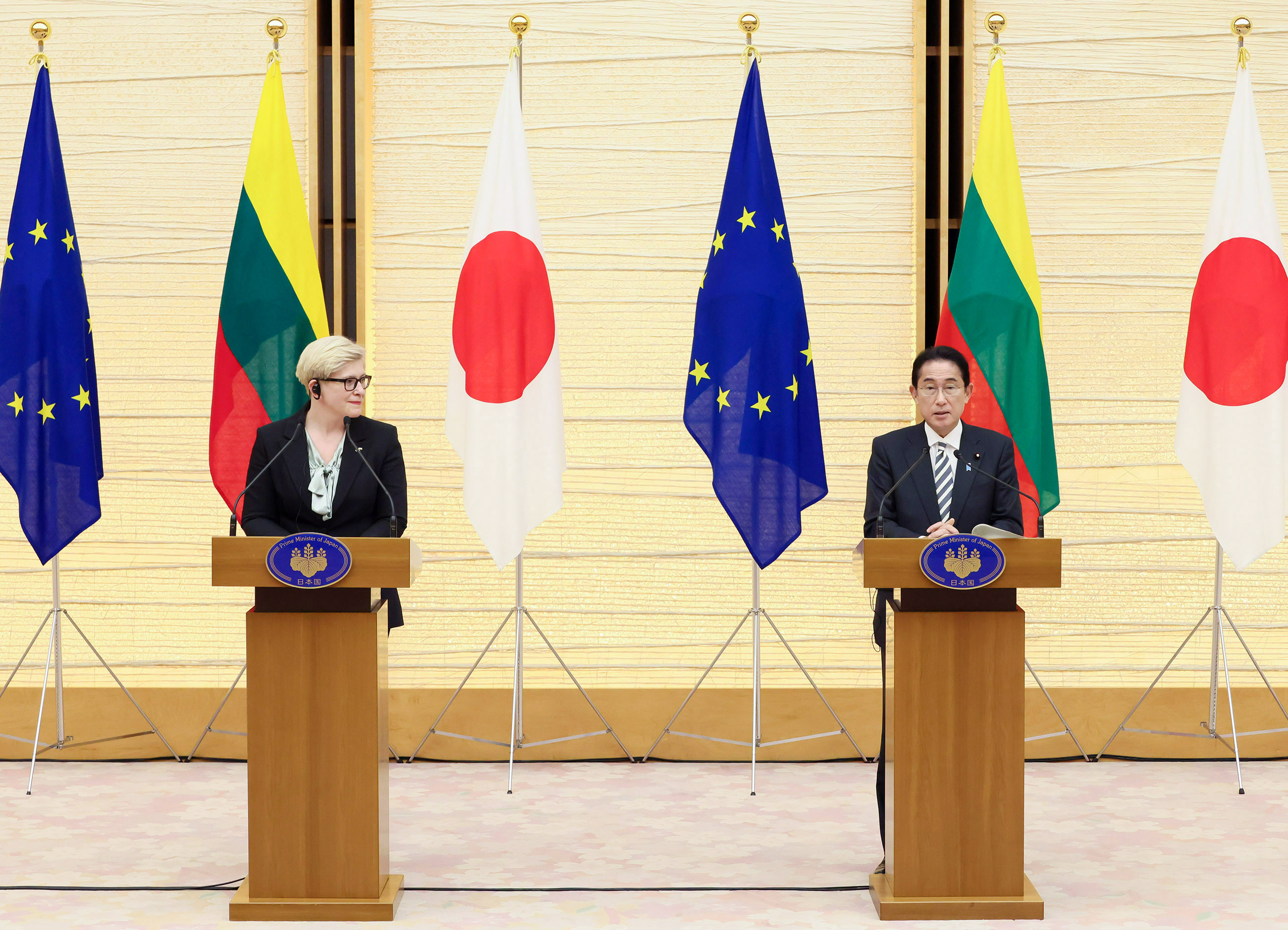 Photograph of the Japan-Lithuania joint press announcement (1)