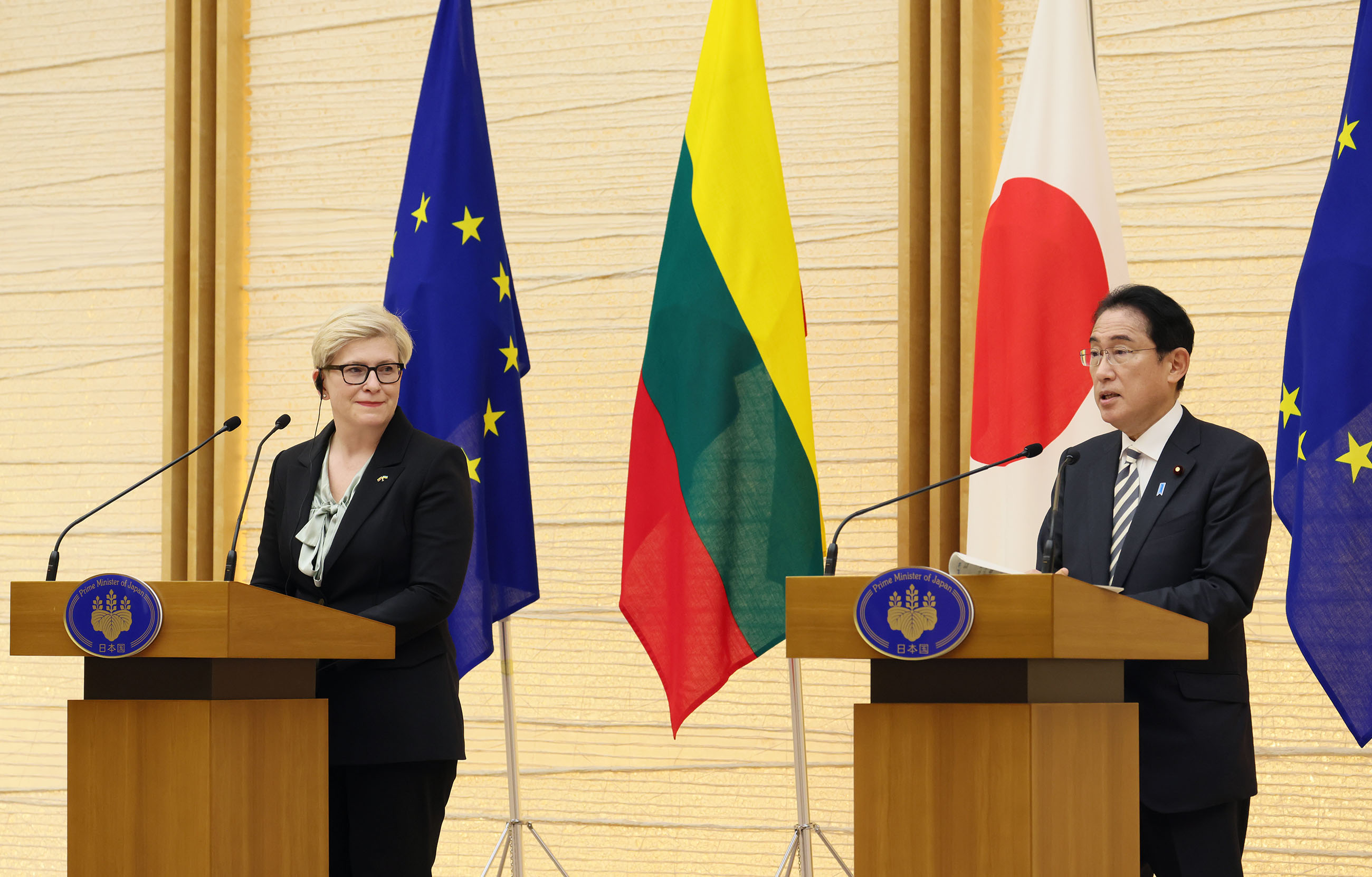 Photograph of the Japan-Lithuania joint press announcement (2)