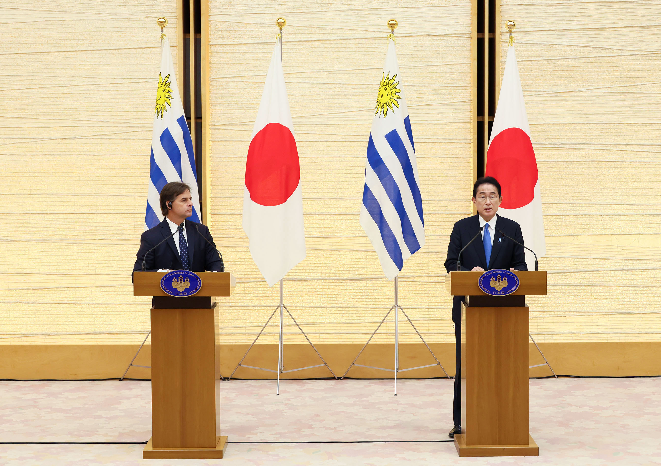 Photograph of the Japan-Uruguay joint press announcement (1)