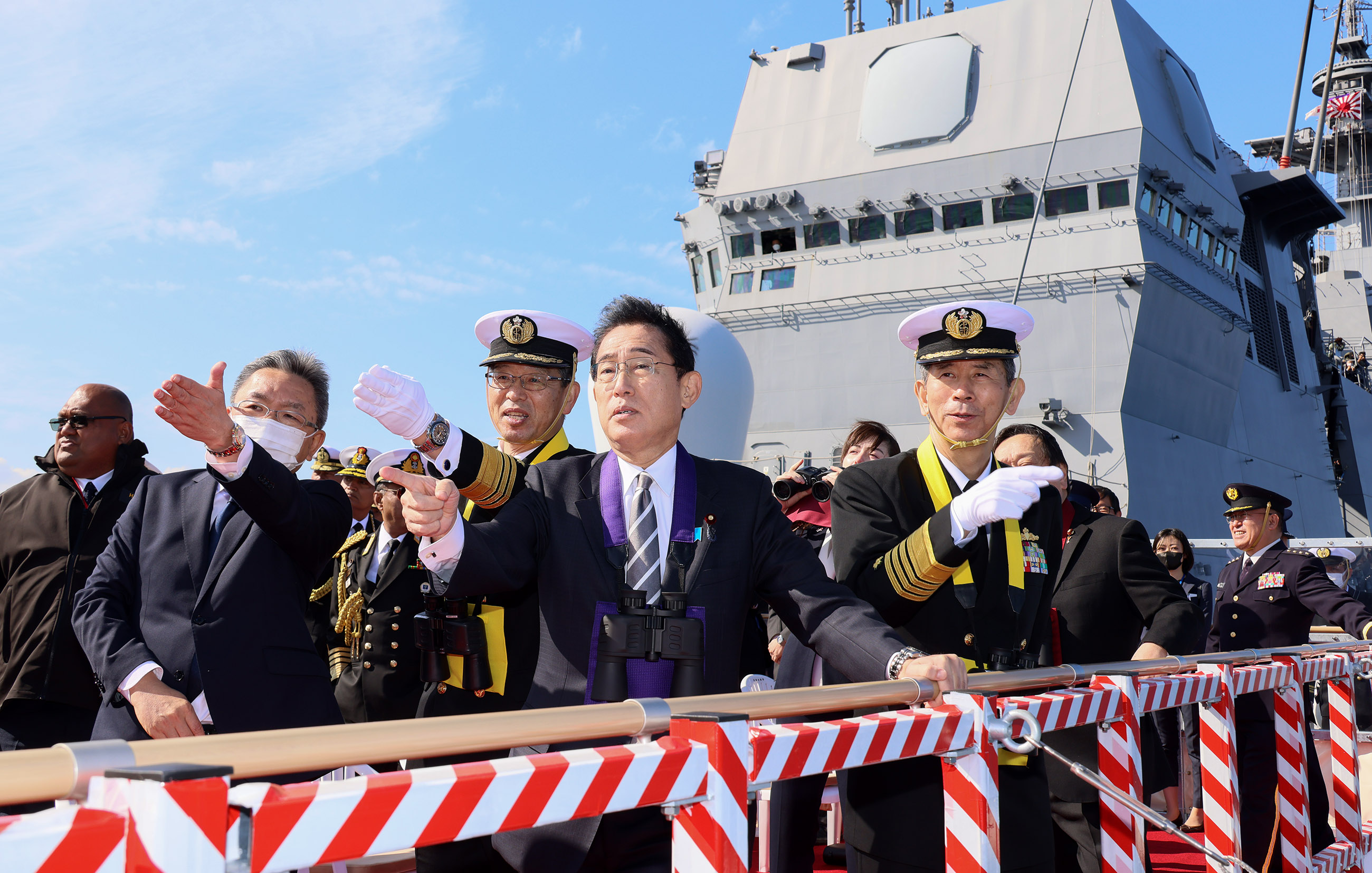 Photograph of the Prime Minister inspecting the JS Izumo (8)