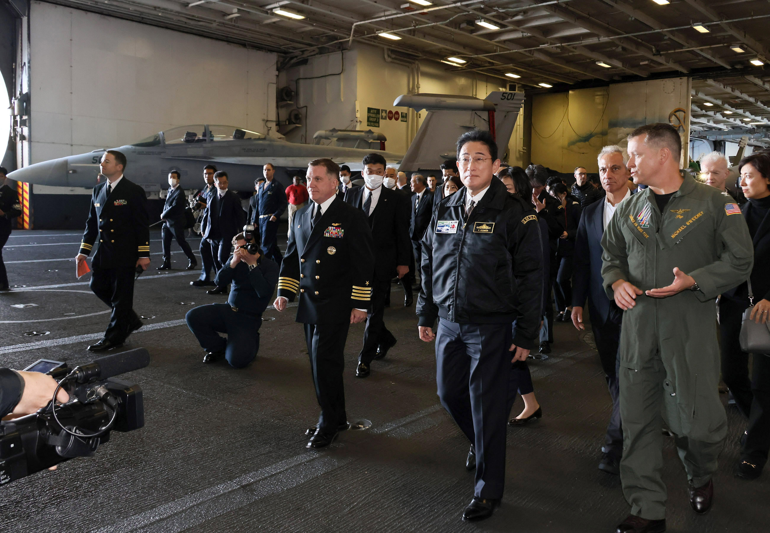 Photograph of the Prime Minister touring the U.S. aircraft carrier (3)