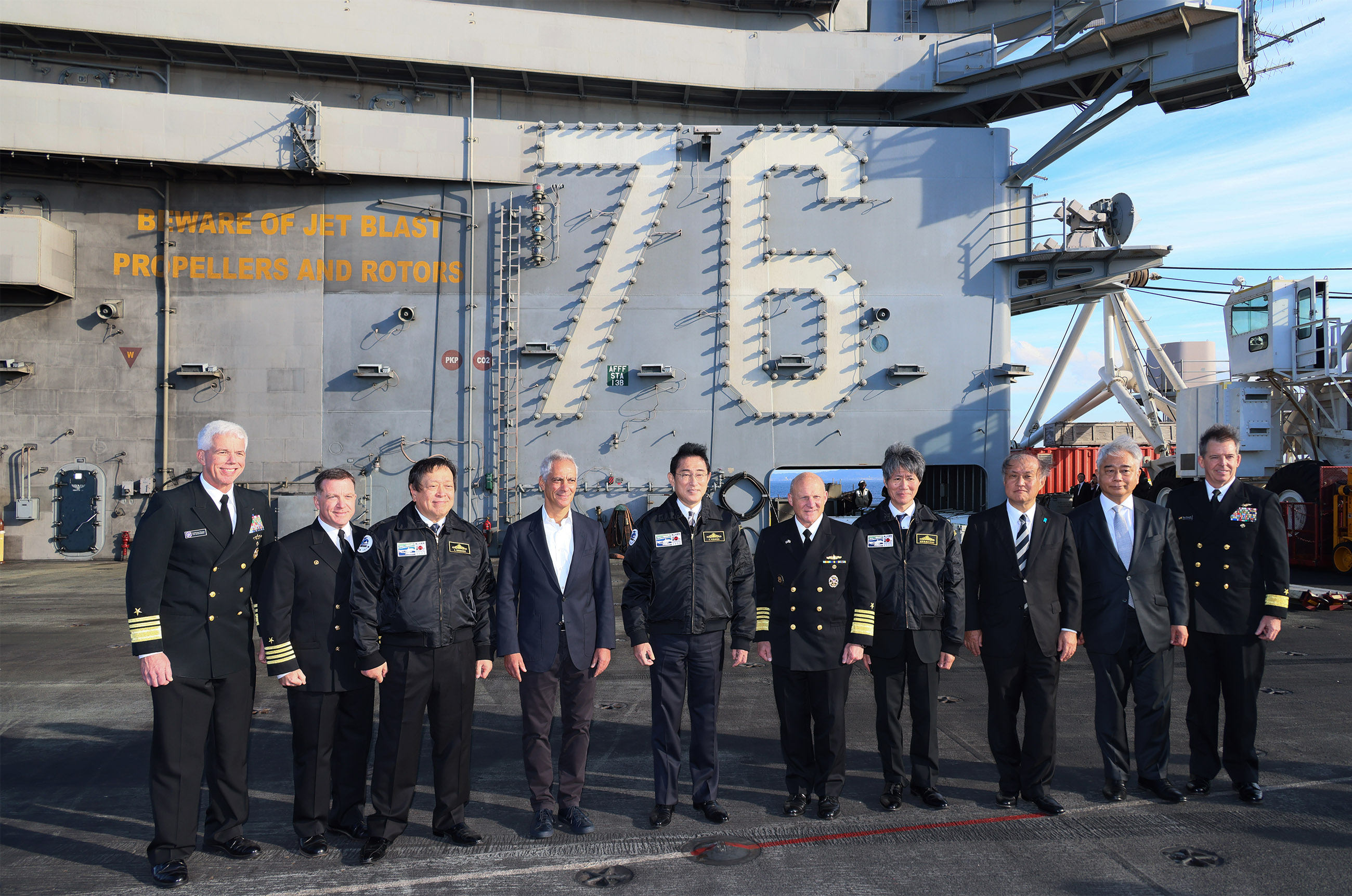 Photograph of the Prime Minister touring the U.S. aircraft carrier (6)