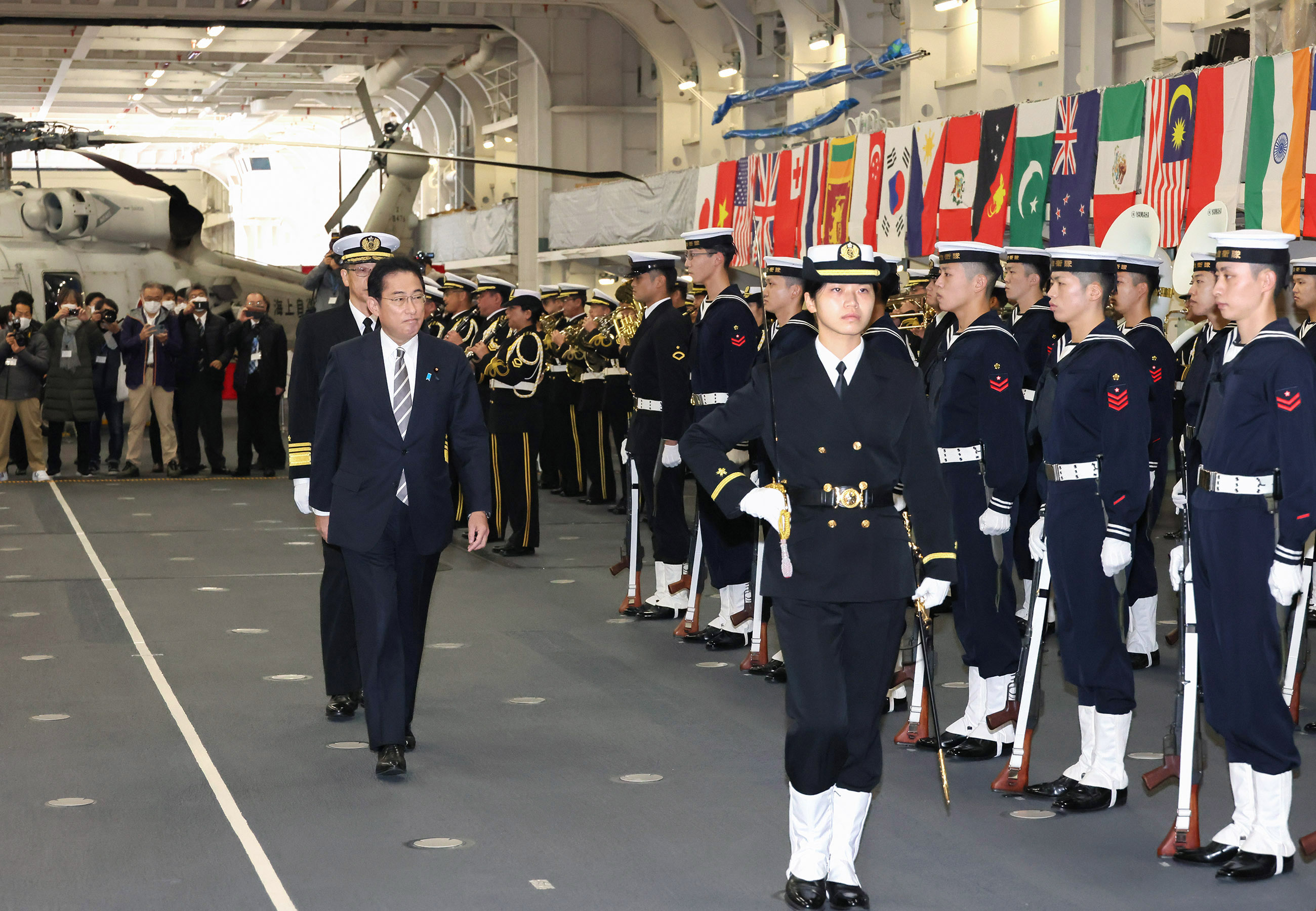 Photograph of the Prime Minister attending a salute and guard of honor ceremony (2)