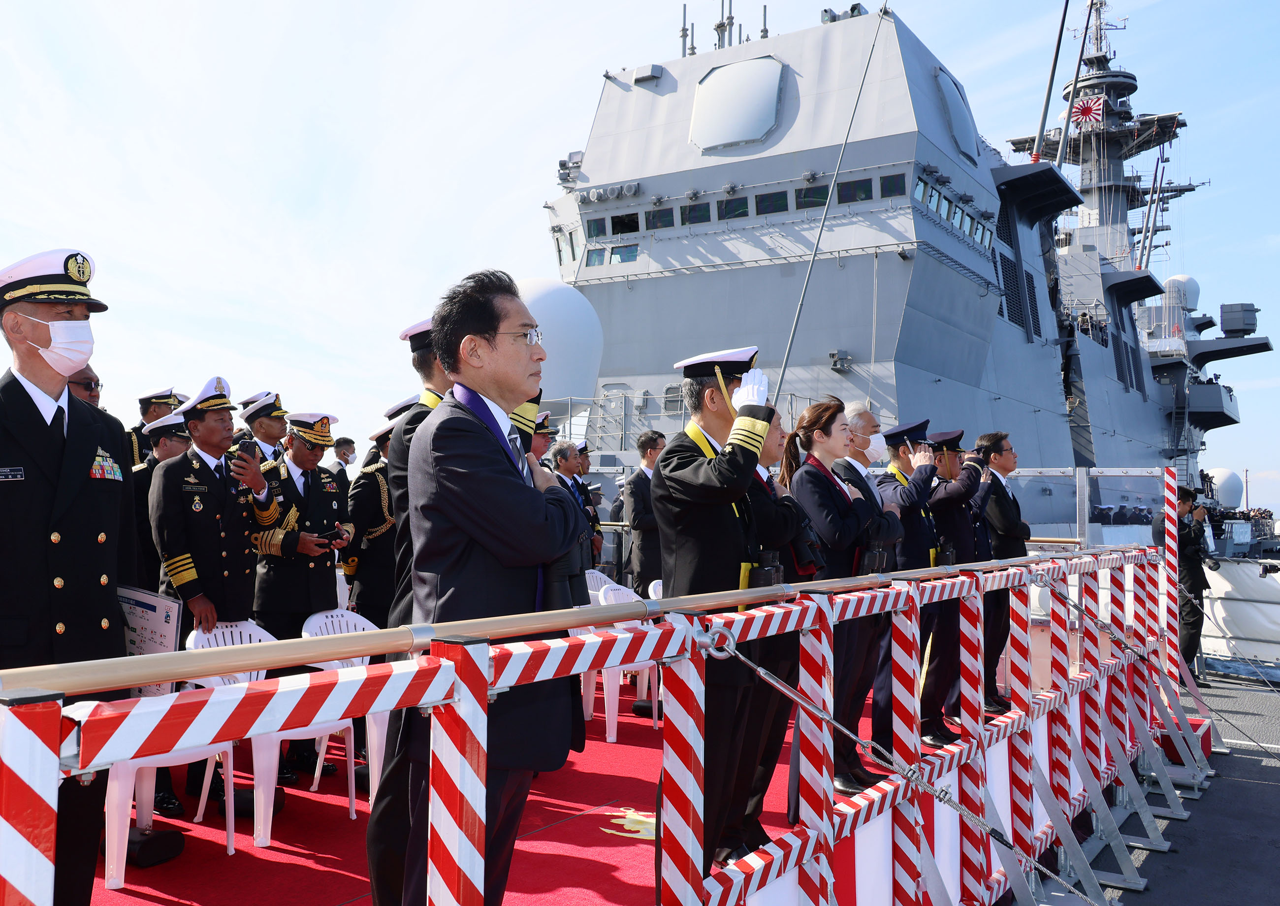 Photograph of the Prime Minister inspecting the JS Izumo (2)