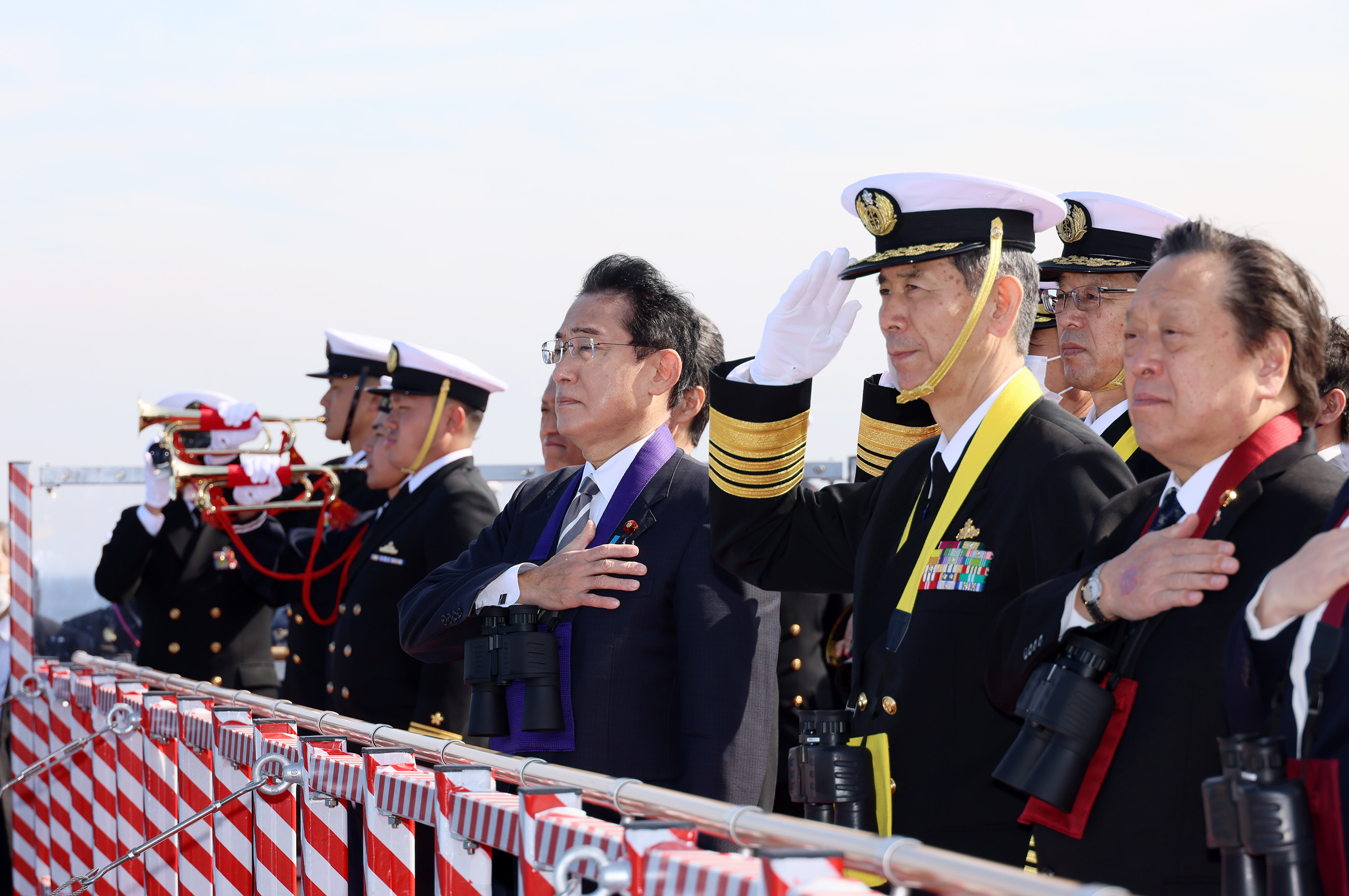 Photograph of the Prime Minister inspecting the JS Izumo (3)
