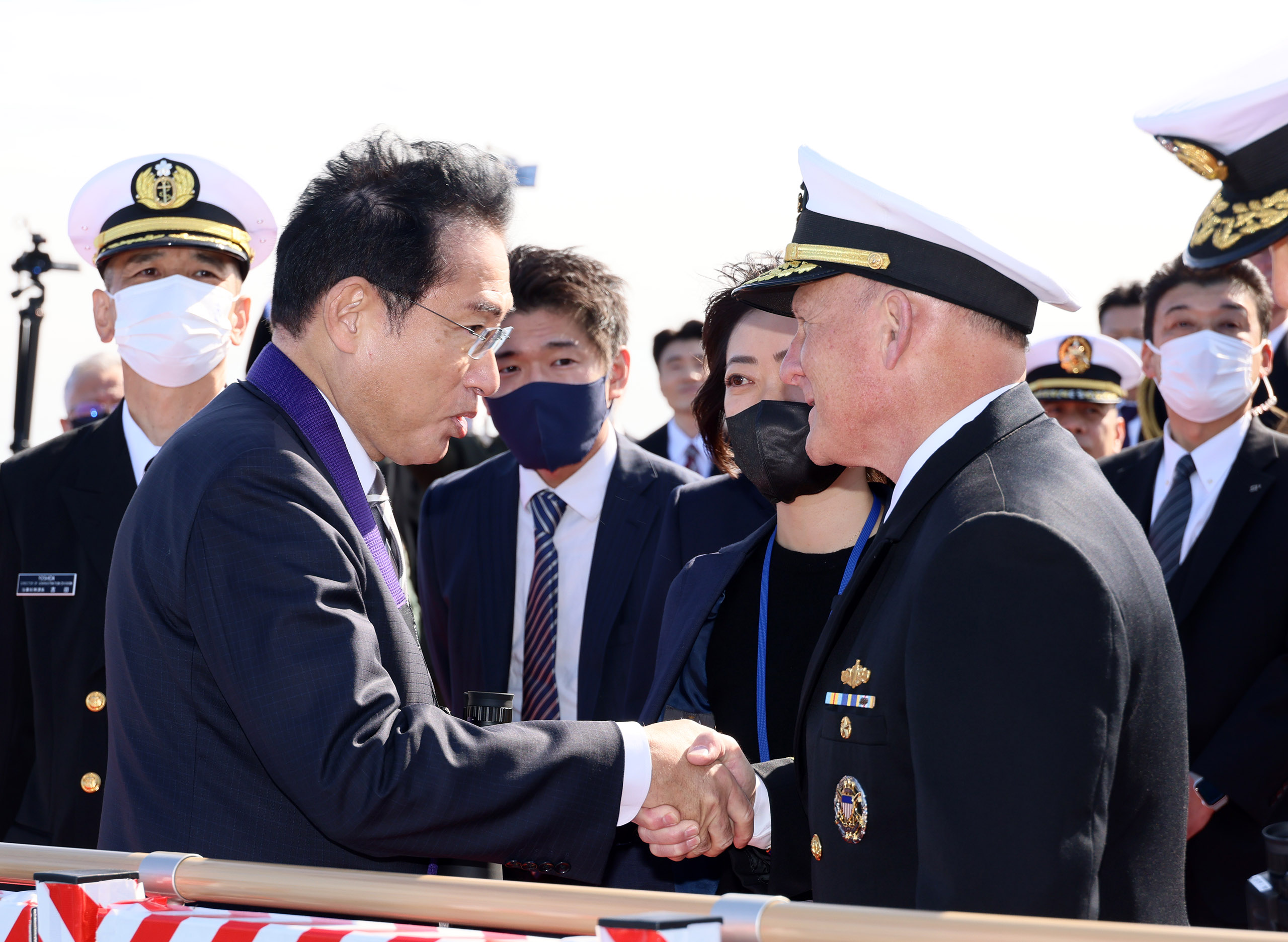 Photograph of the Prime Minister inspecting the JS Izumo (5)