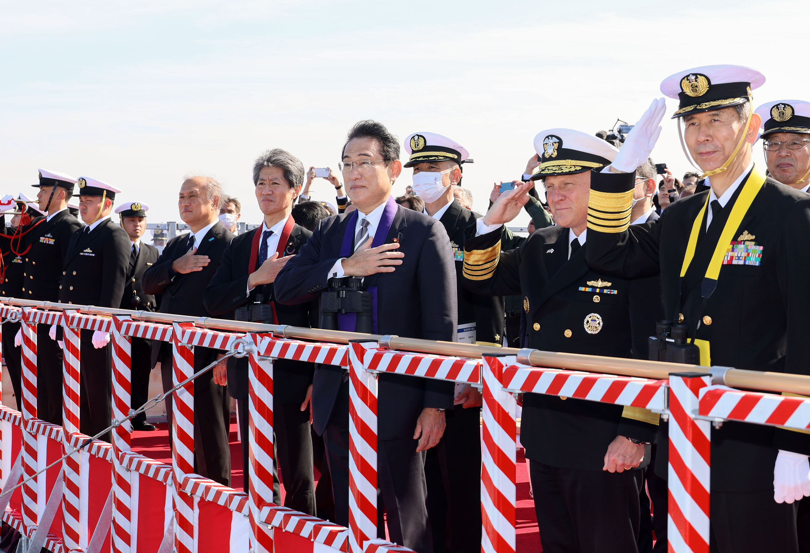 Photograph of the Prime Minister inspecting the JS Izumo (6)