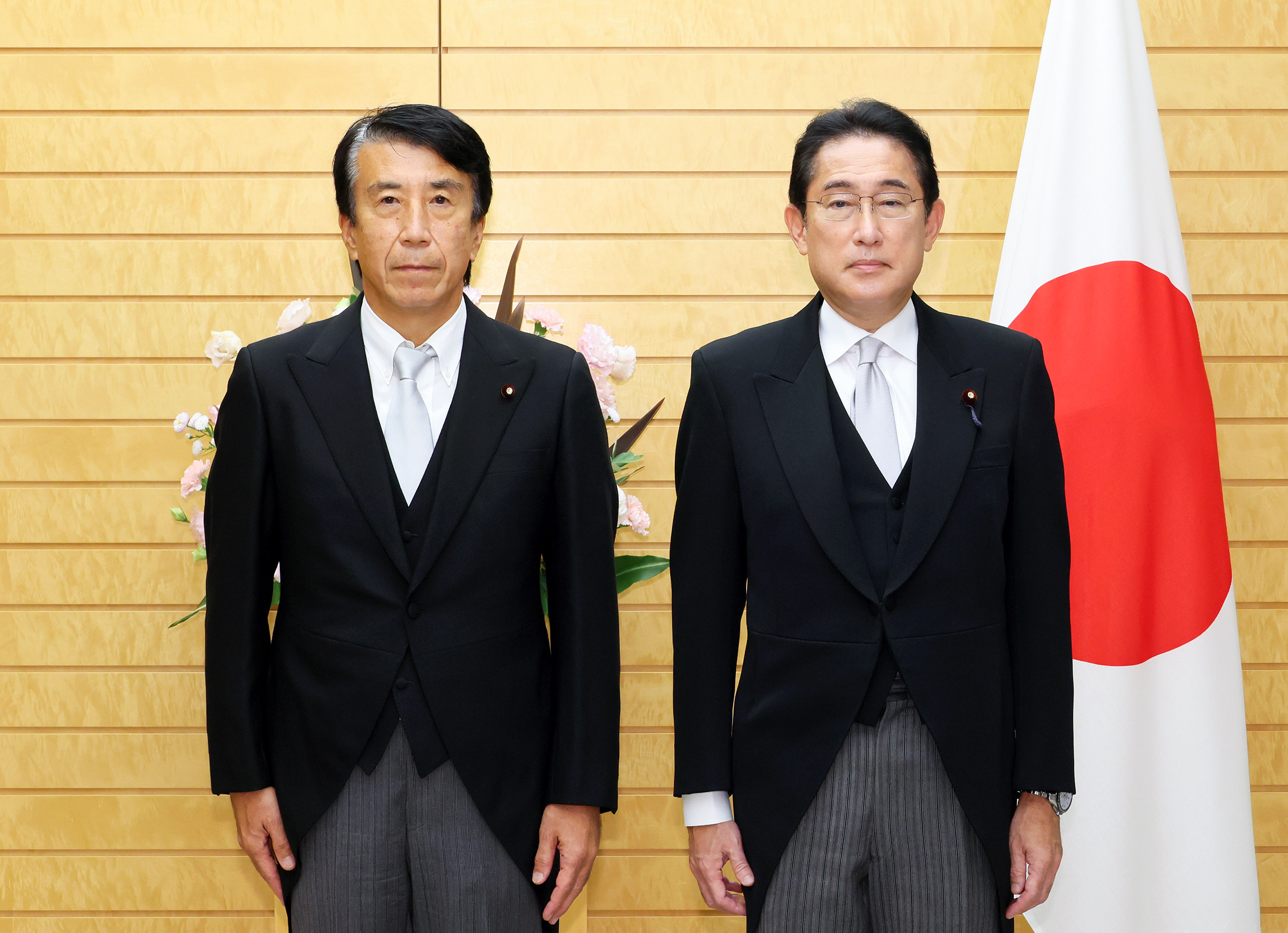 Photograph of the Prime Minister attending a photograph session with Minister Saito (1)