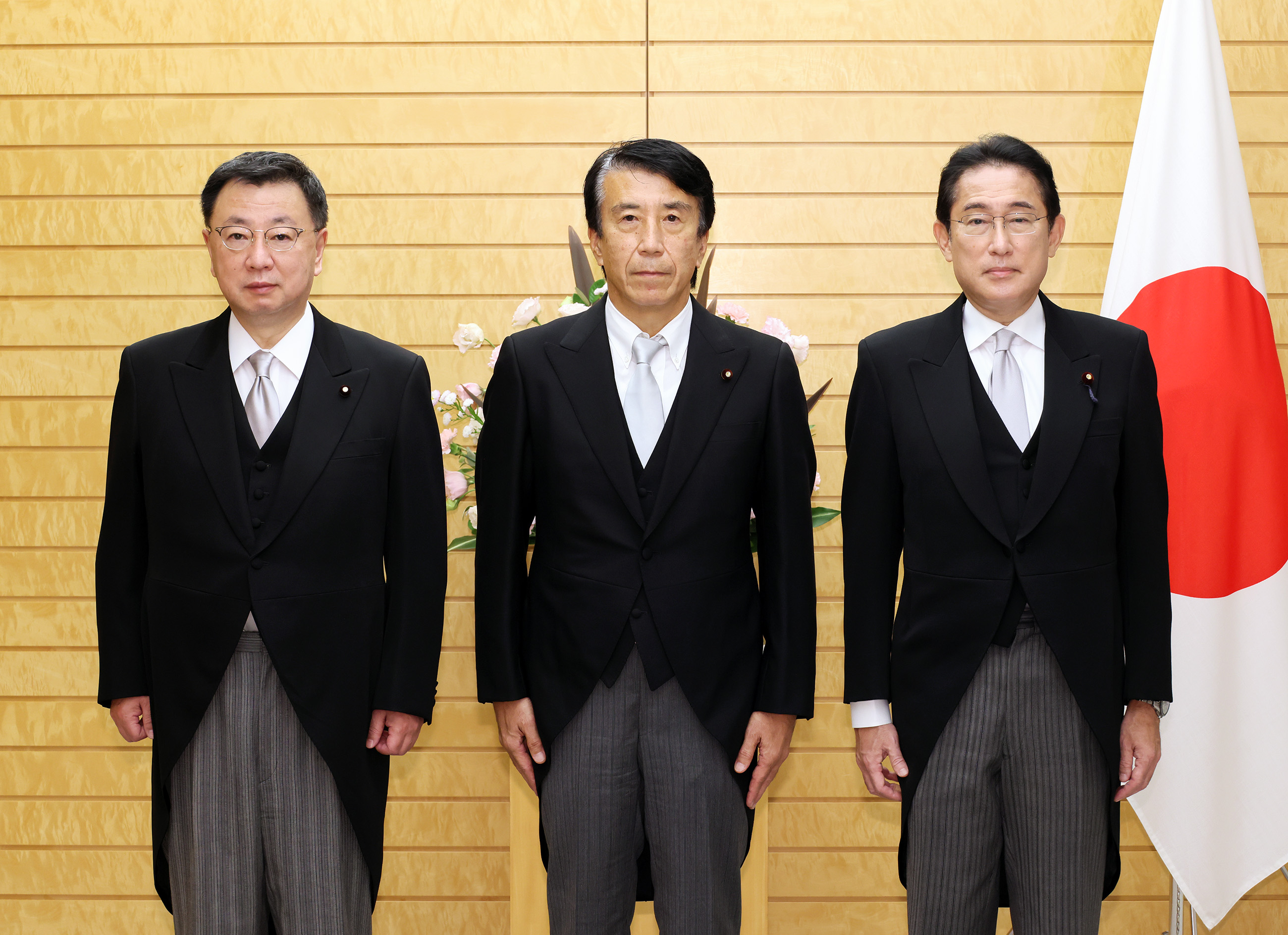 Photograph of the Prime Minister attending a photograph session with Minister Saito (2)