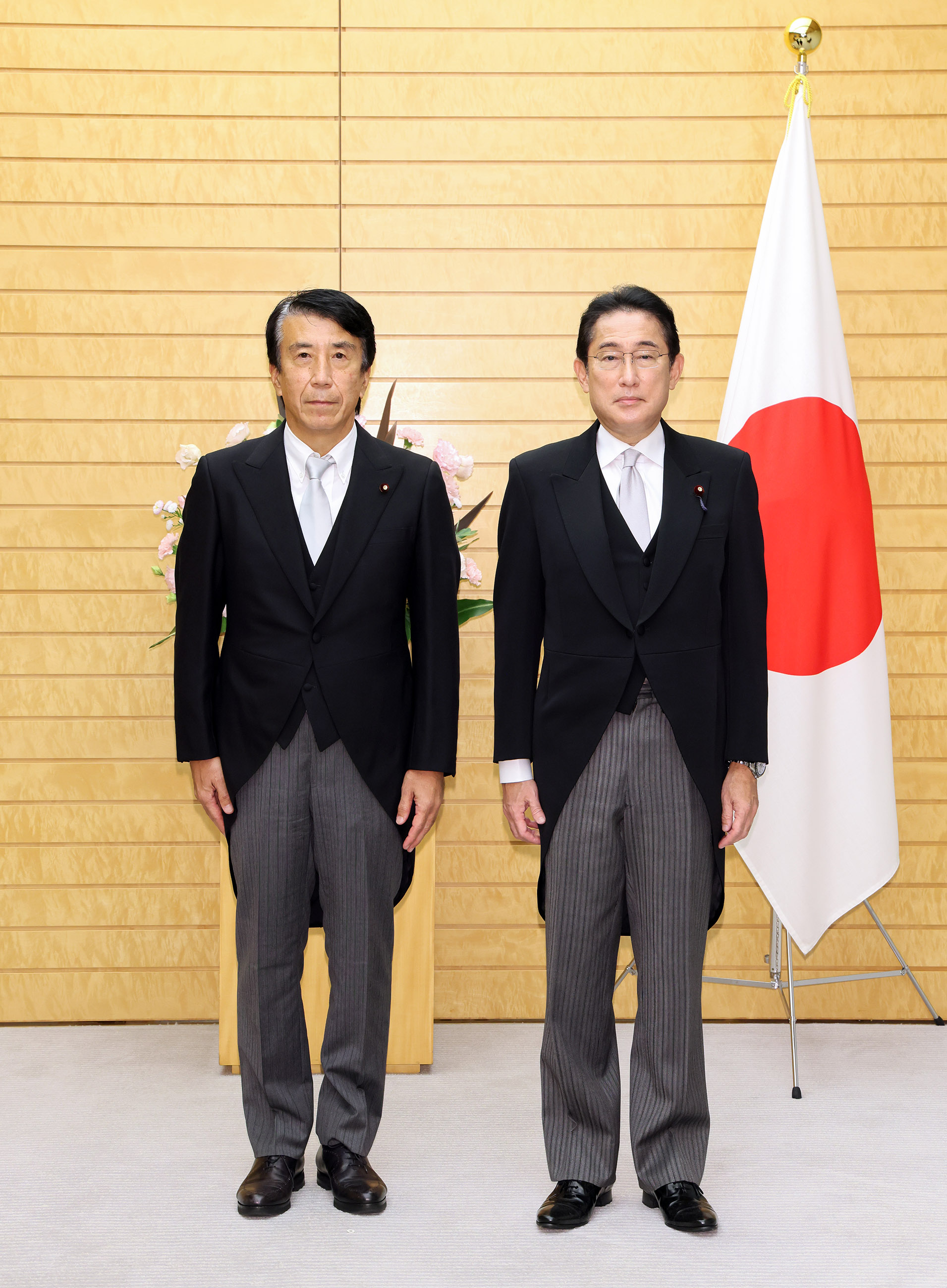 Photograph of the Prime Minister attending a photograph session with Minister Saito (3)