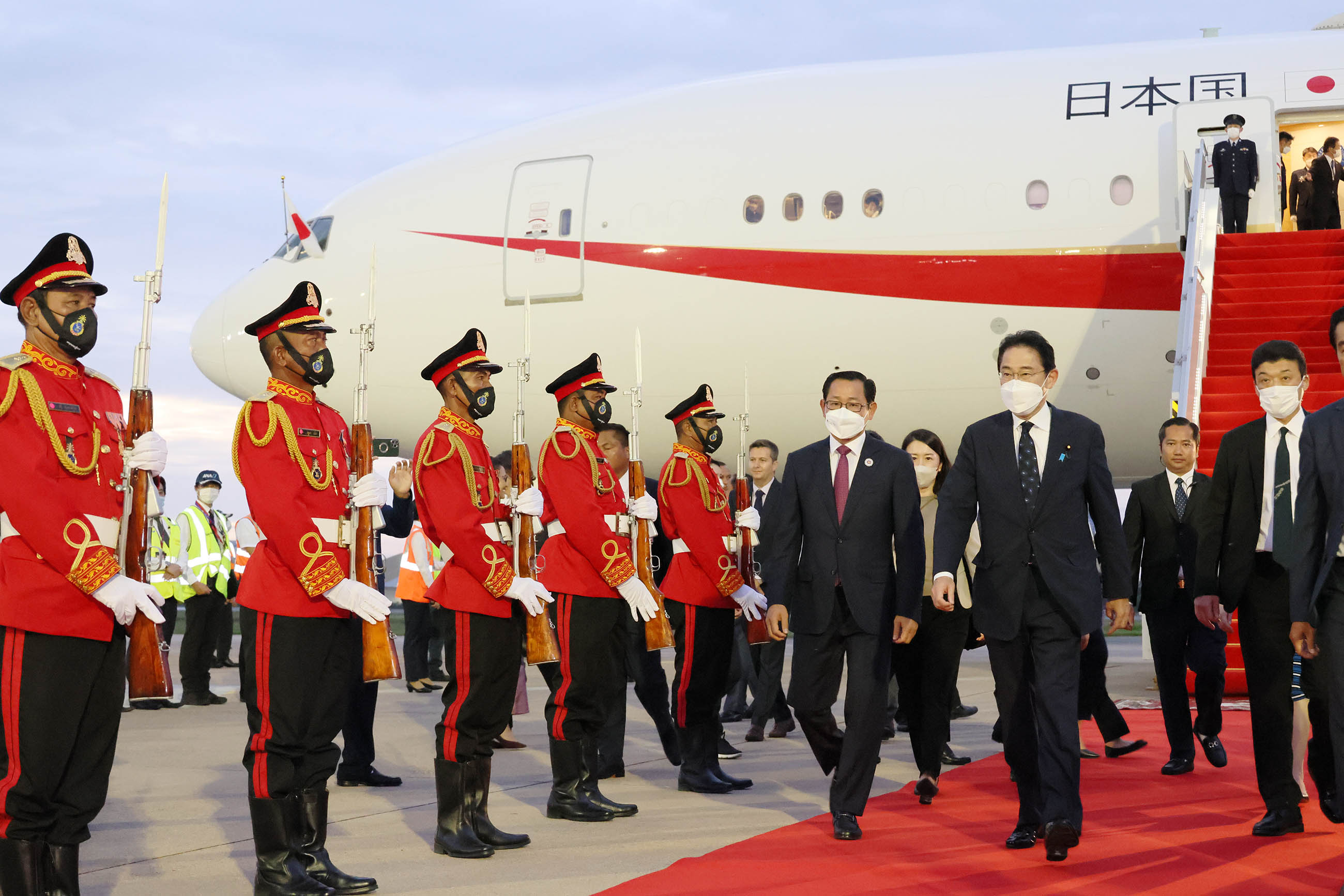 Photograph of the Prime Minister arriving in Cambodia (2)