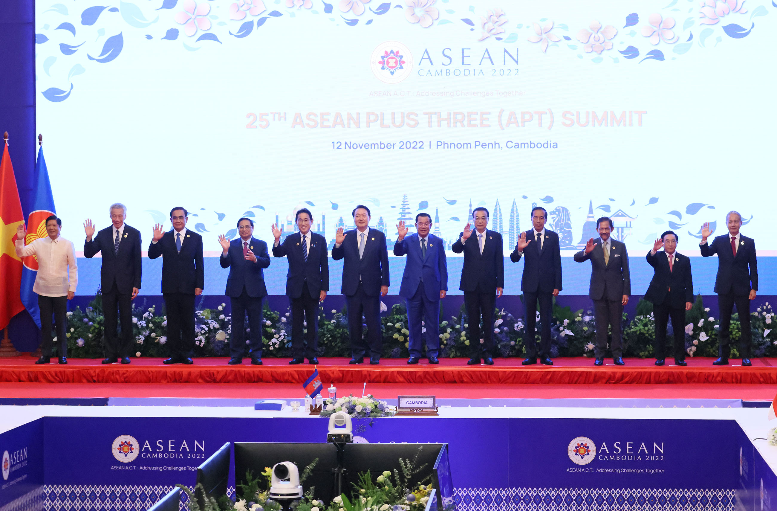 Photograph of the Prime Minister at a photograph session with ASEAN Plus Three leaders (1)