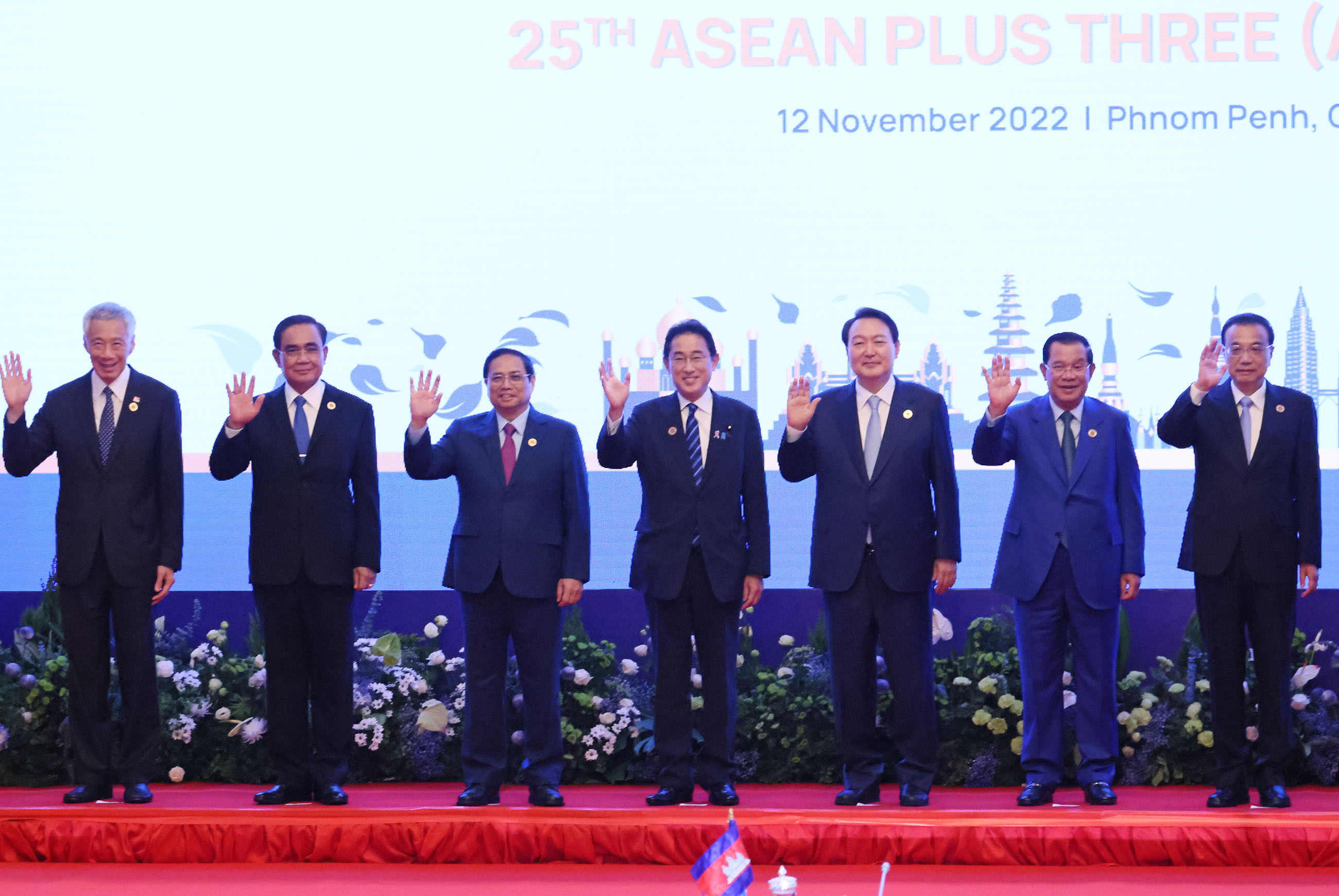 Photograph of the Prime Minister at a photograph session with ASEAN Plus Three leaders (3)