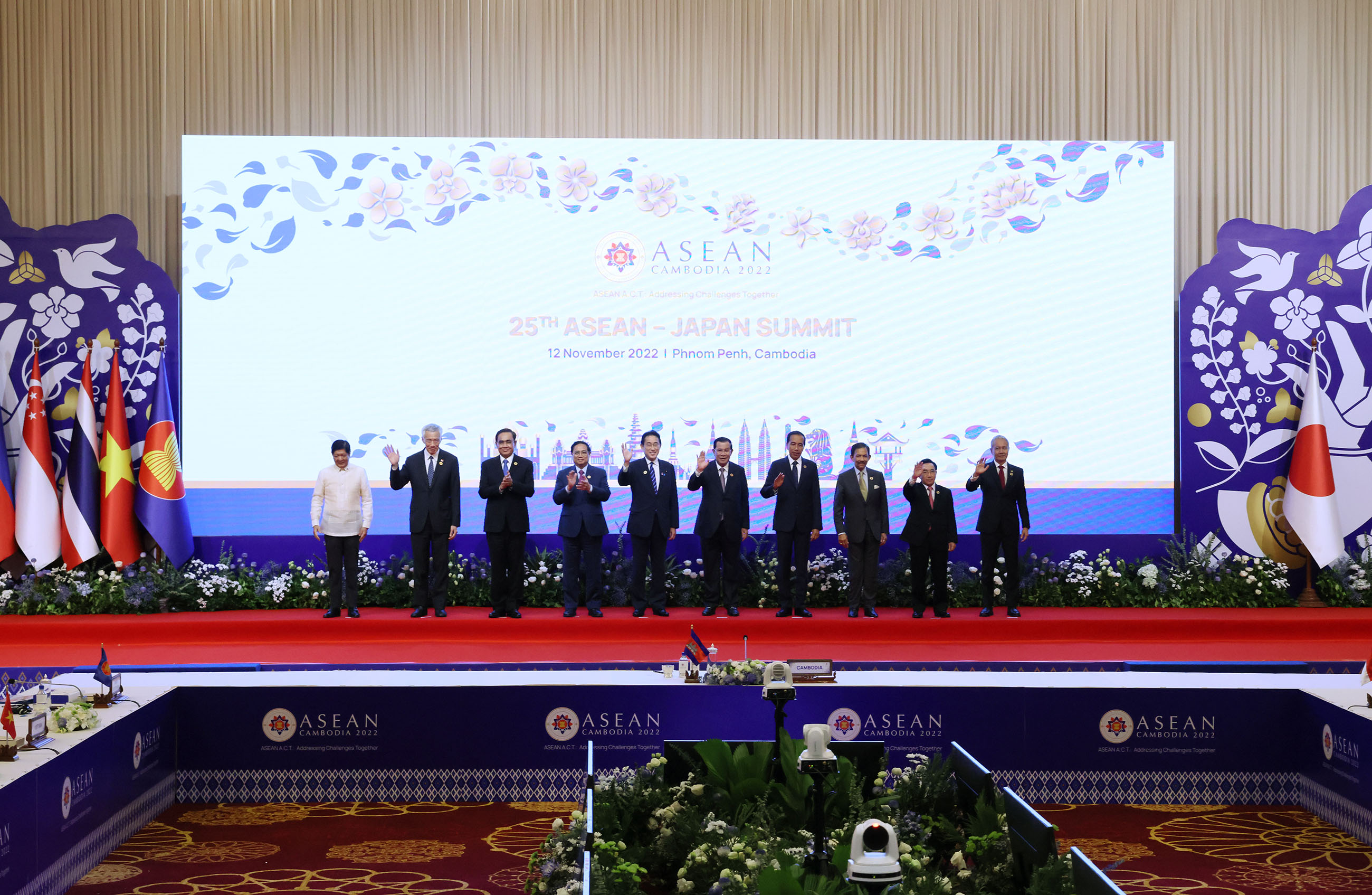 Photograph of the Prime Minister at a photograph session with ASEAN leaders (1)