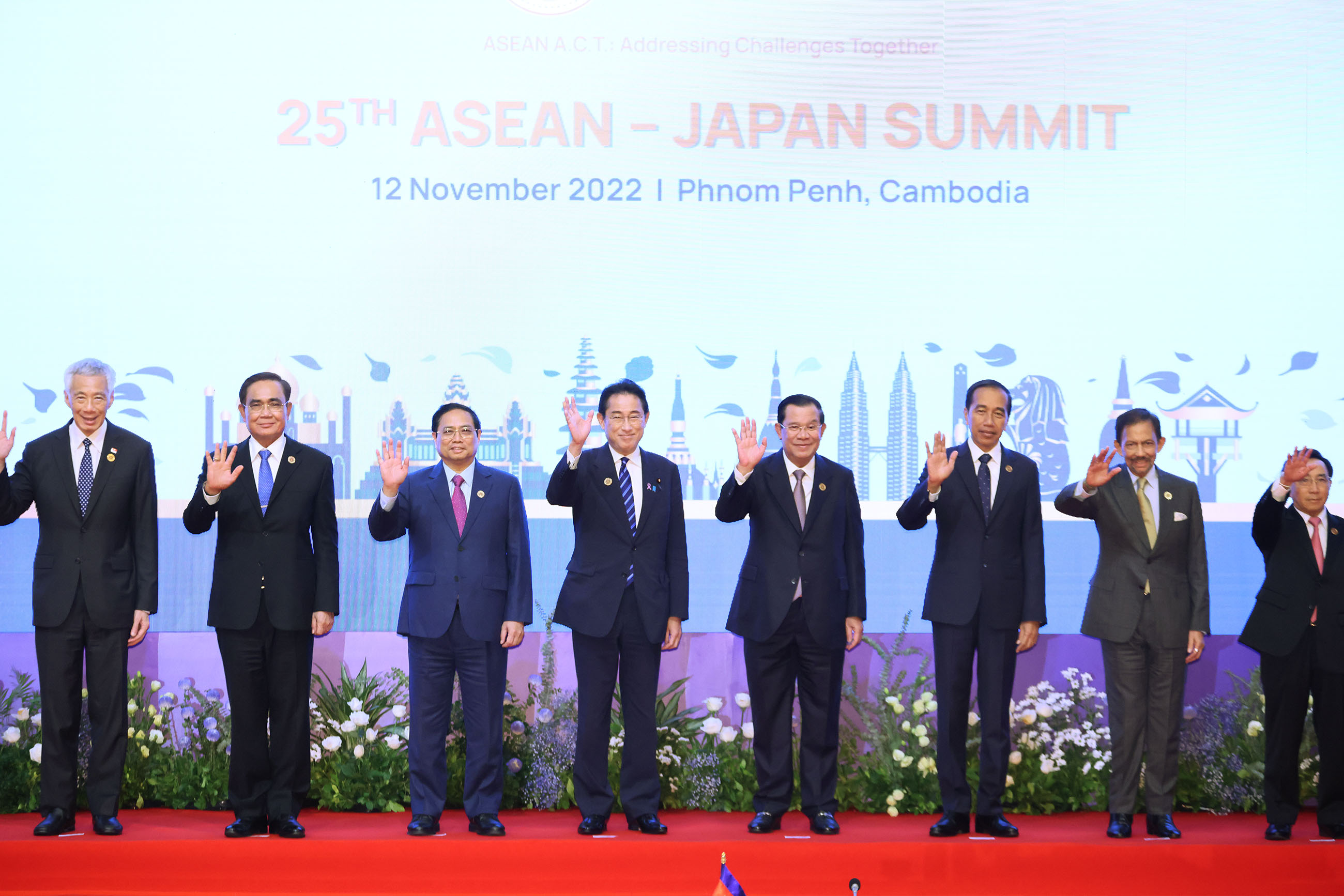 Photograph of the Prime Minister at a photograph session with ASEAN leaders (2)
