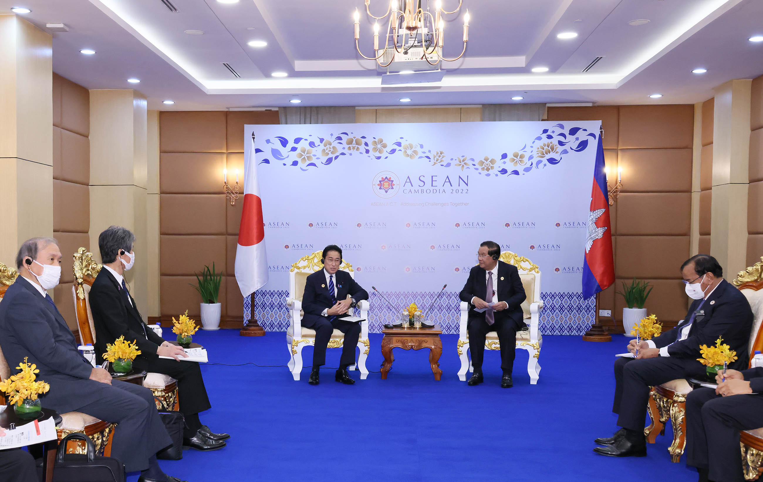 Photograph of Prime Minister Kishida having a meeting with Prime Miniter Hun Sen (2)