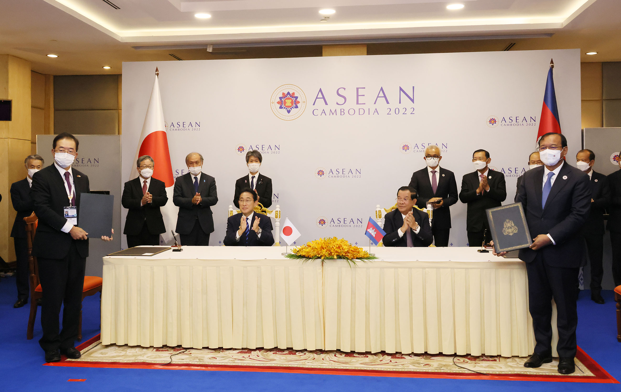 Photograph of the leaders presiding over a signing ceremony (1)