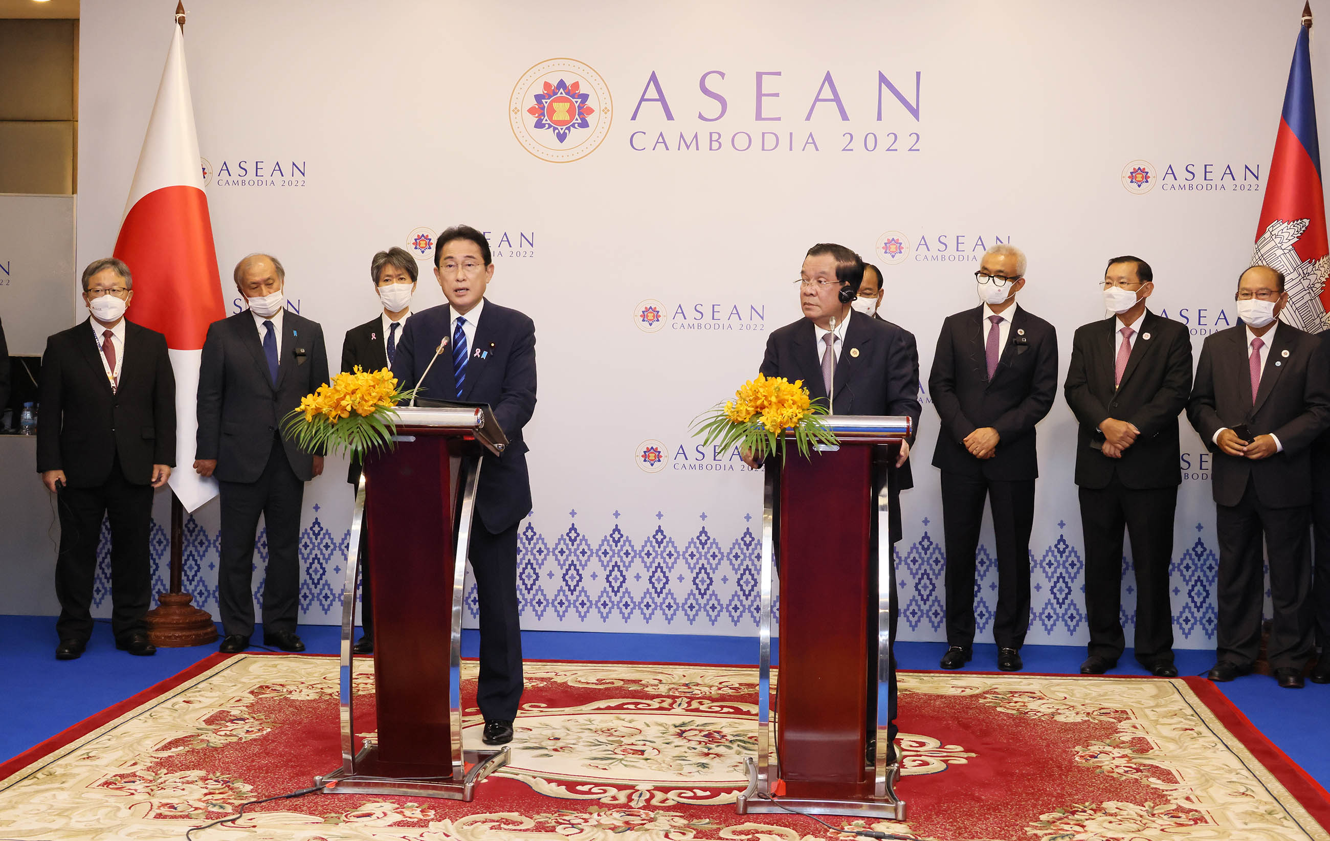 Photograph of the joint press announcement (3)