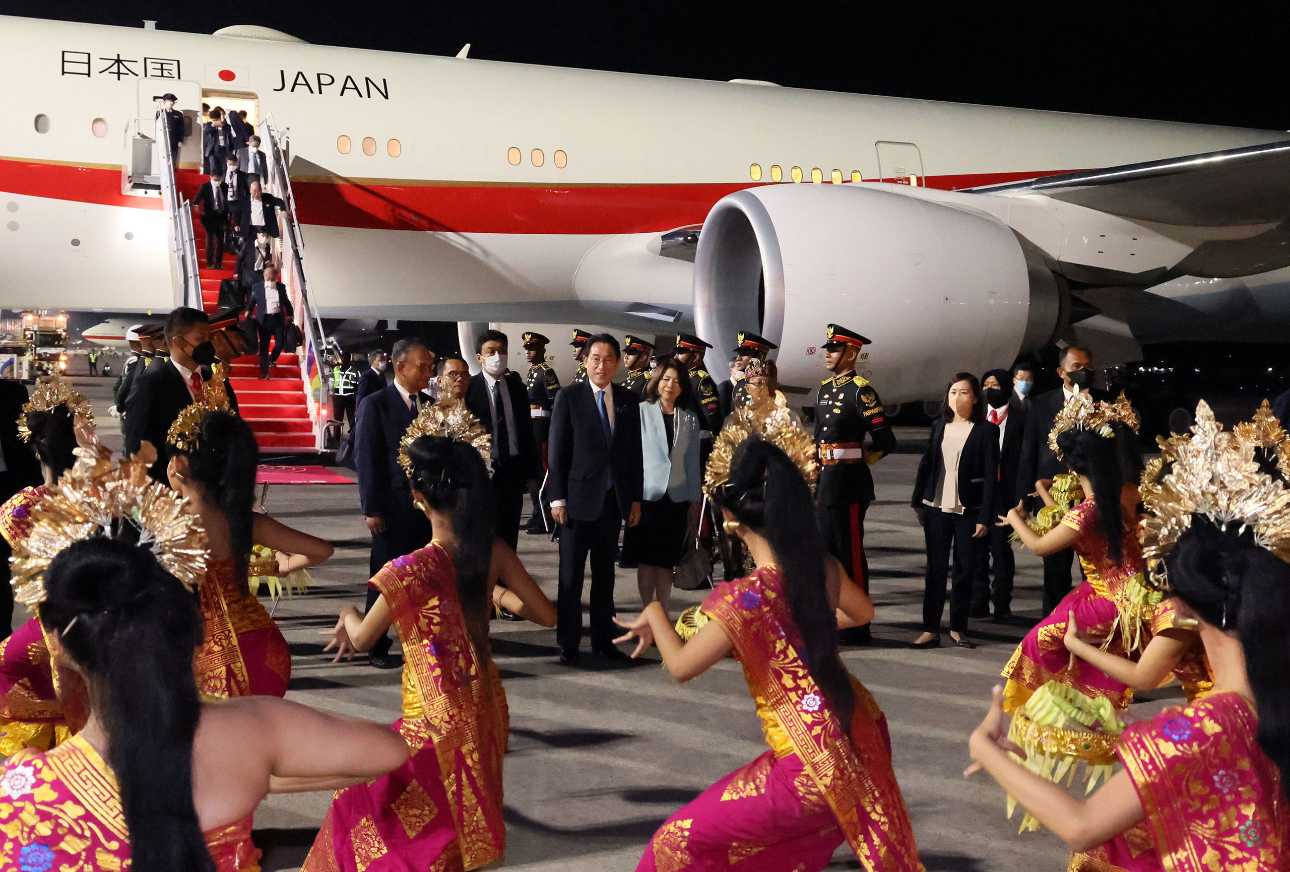 Prime Minister Kishida arriving in Indonesia (2)