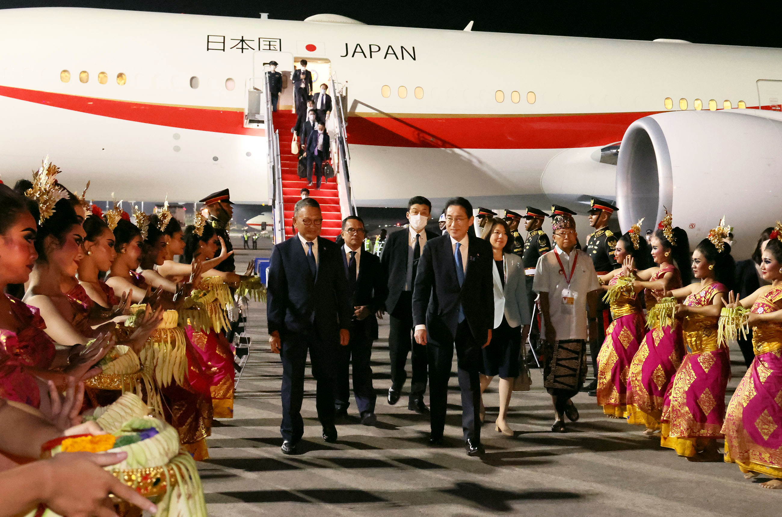 Prime Minister Kishida arriving in Indonesia (3)