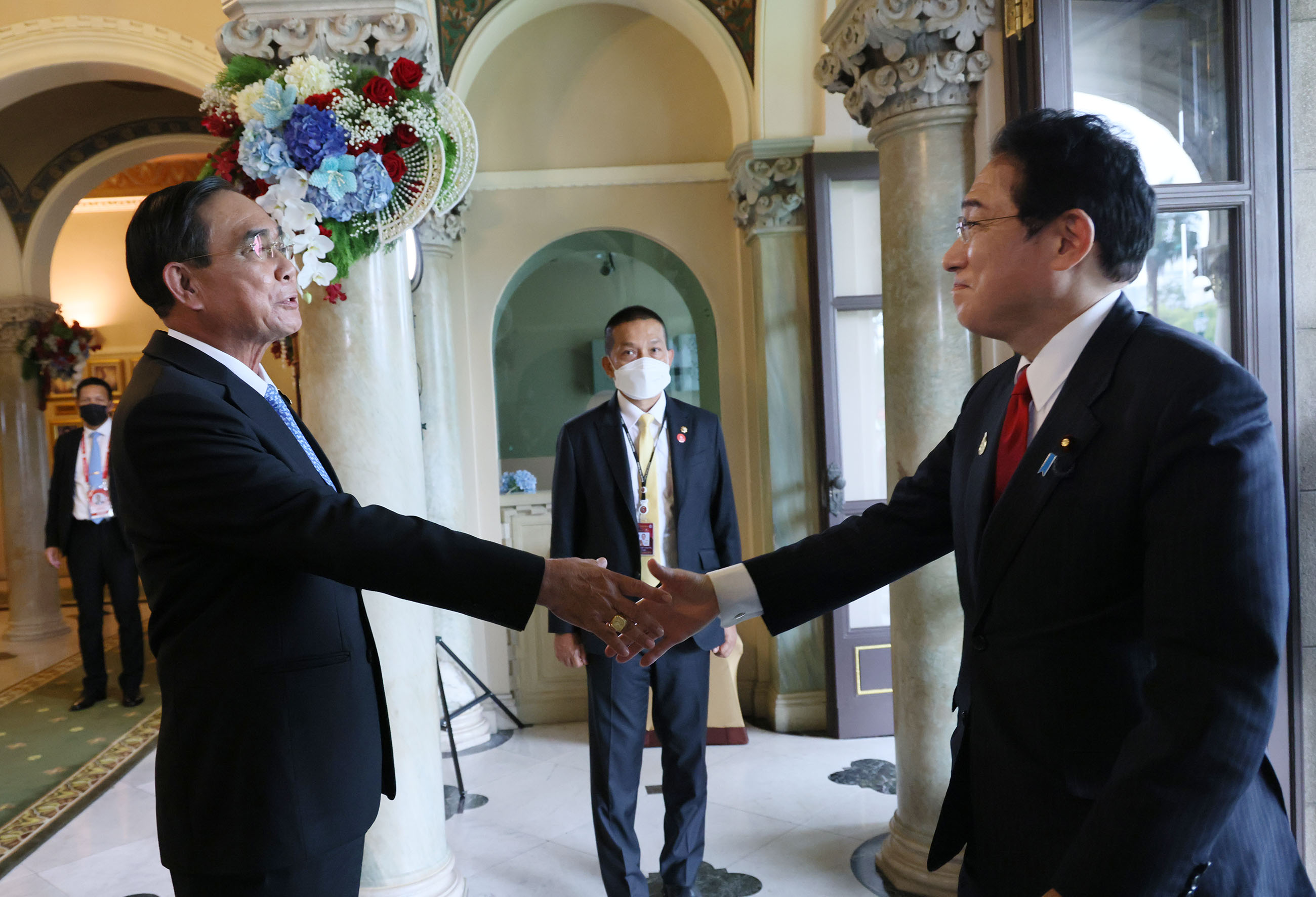 Prime Minister Kishida welcomed by Prime Minister and Minister of Defense Prayuth Chan-ocha of Thailand