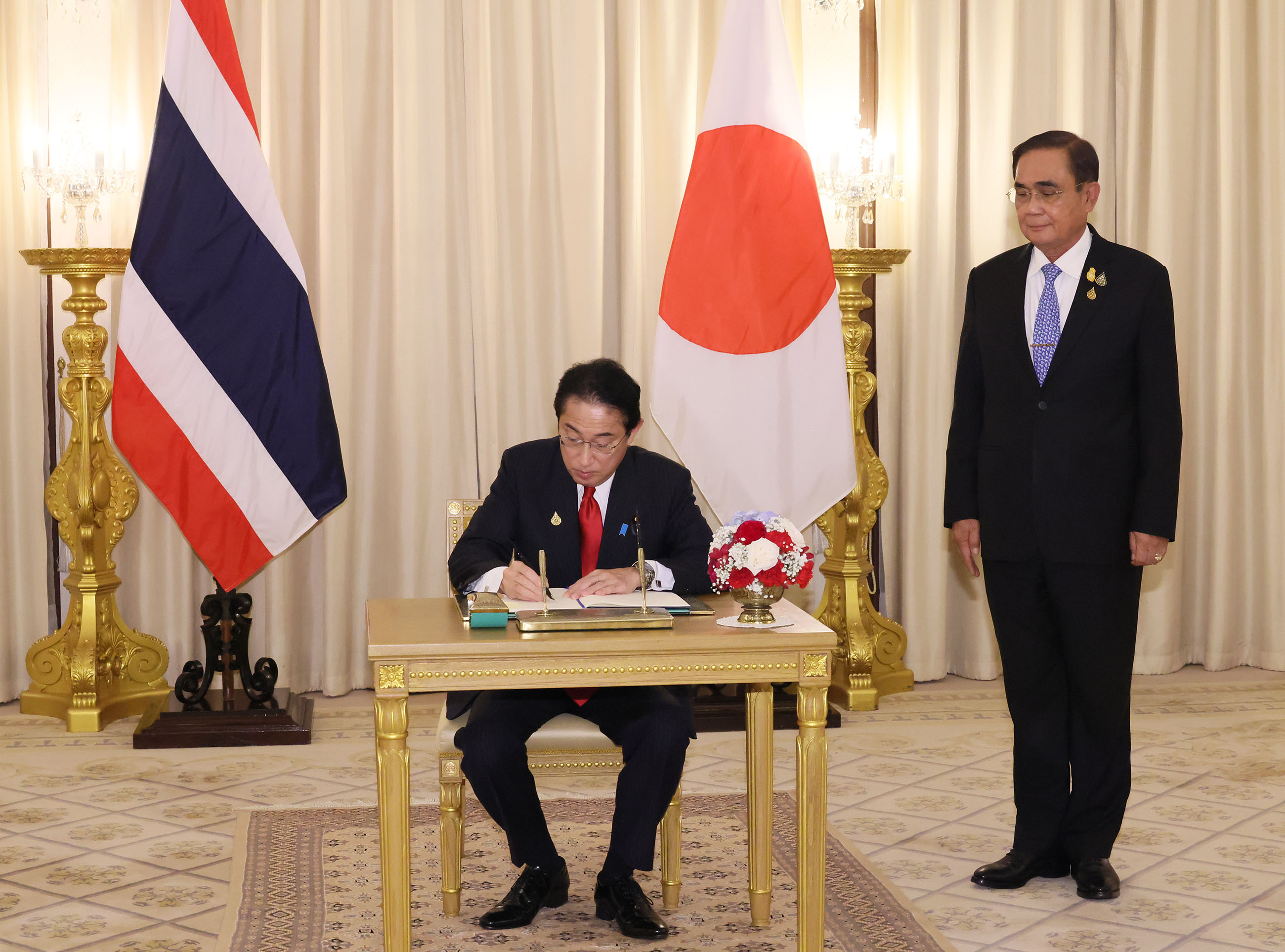 Prime Minister Kishida signing the guest book