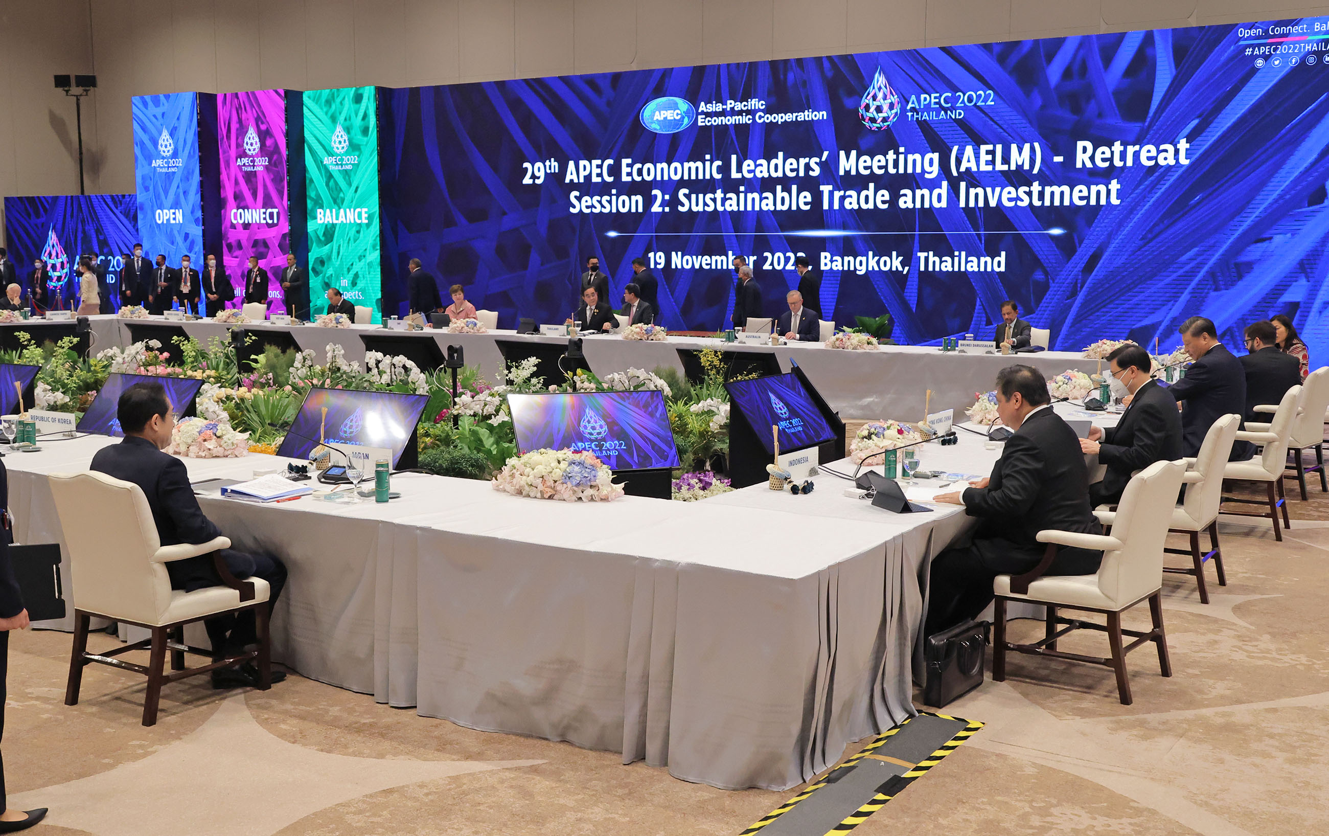 APEC Economic Leaders' Meeting Retreat Session 2 (2)