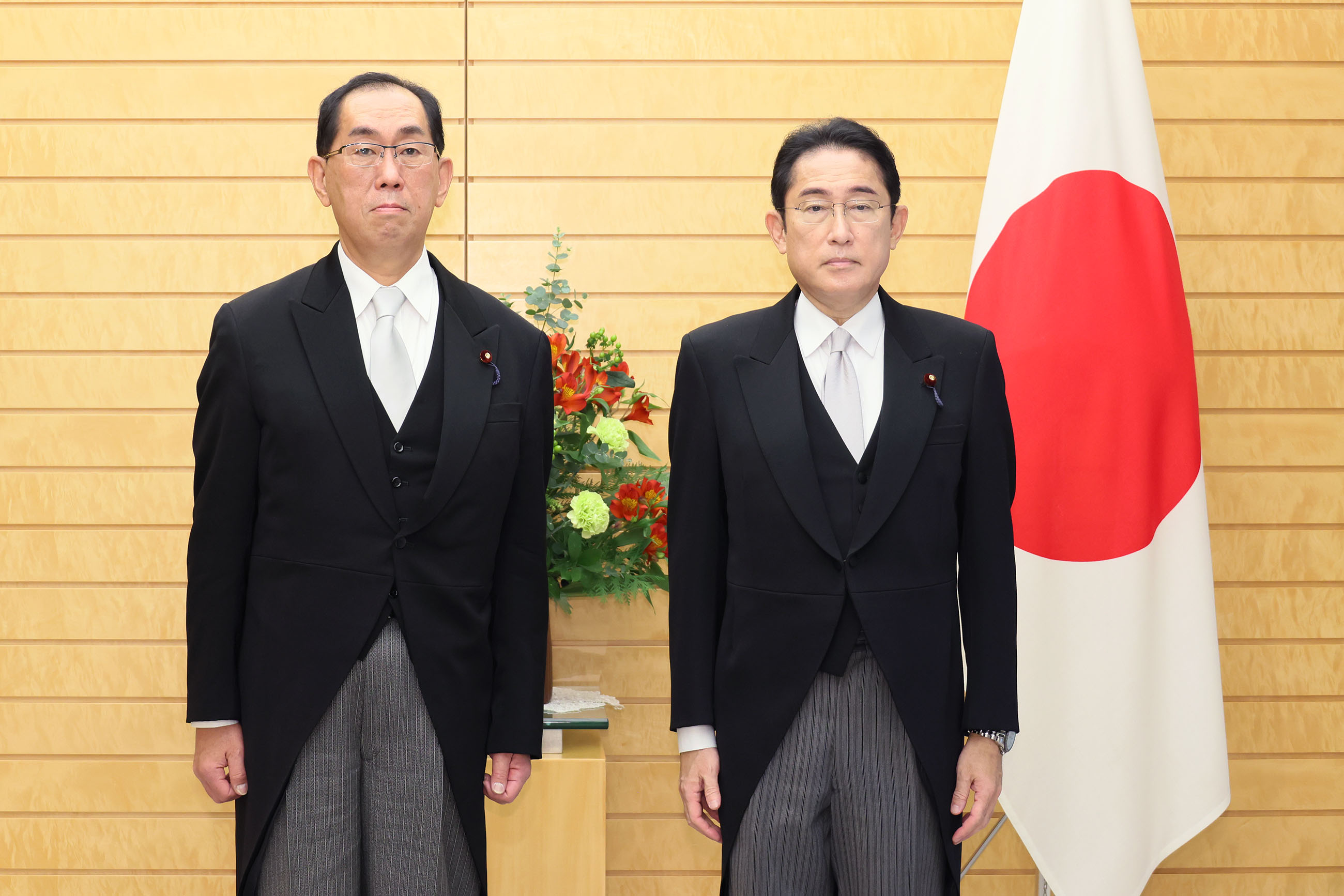Prime Minister Kishida attending a photograph session with Minister Matsumoto (1)