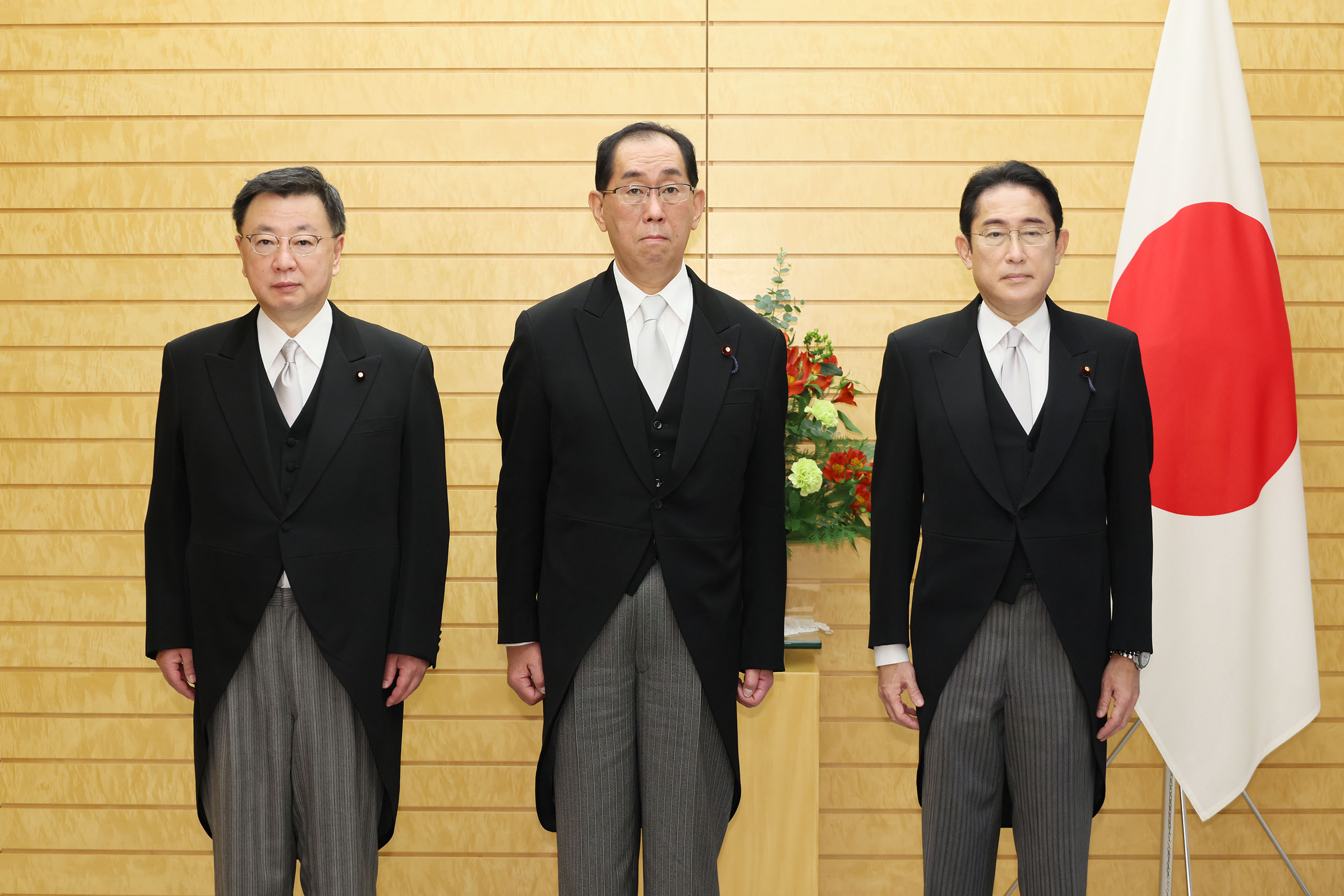 Prime Minister Kishida attending a photograph session with Minister Matsumoto (2)