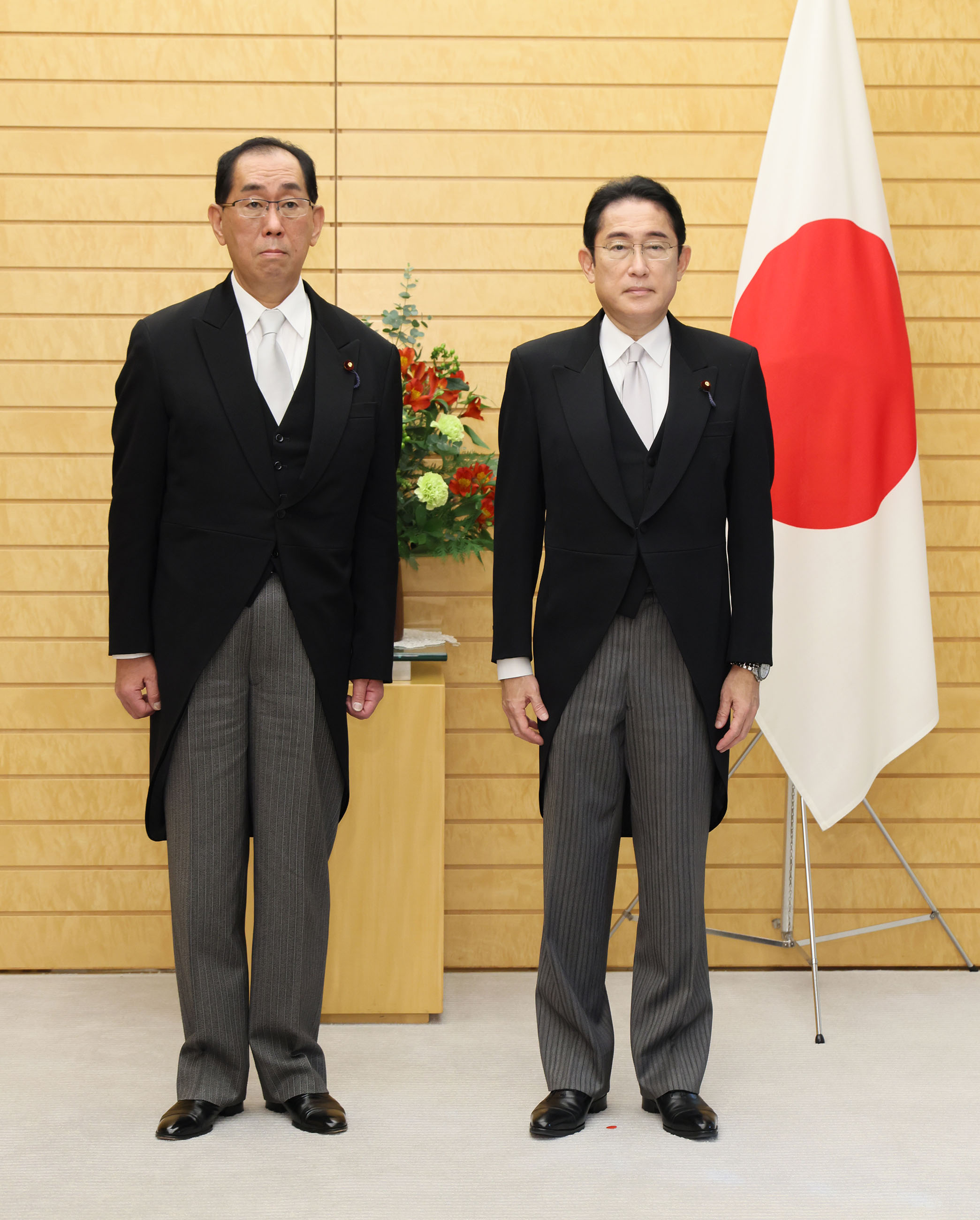 Prime Minister Kishida attending a photograph session with Minister Matsumoto (3)