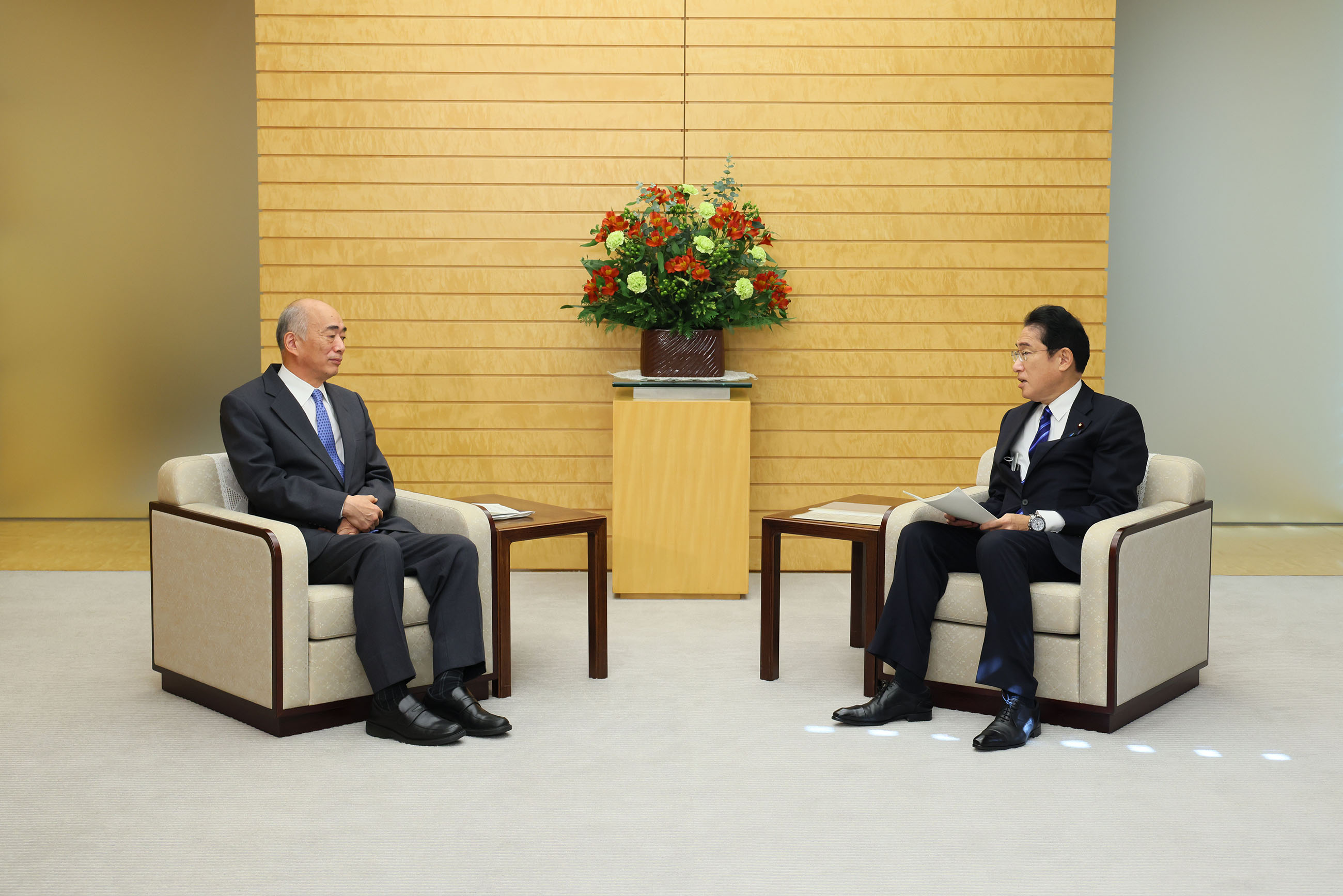 Prime Minister Kishida receiving a proposal (2)