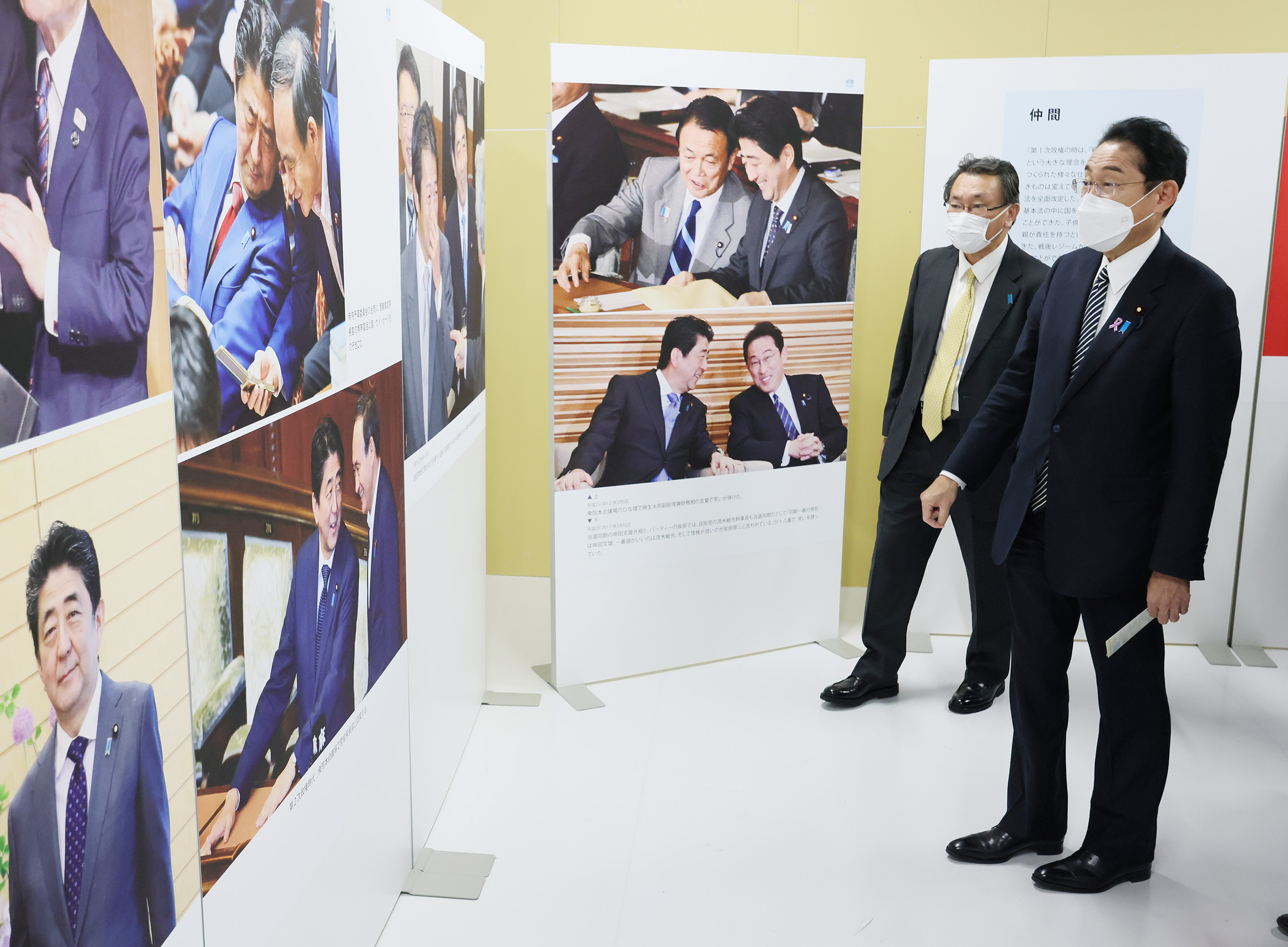 Prime Minister Kishida visiting a photo exhibition (1)