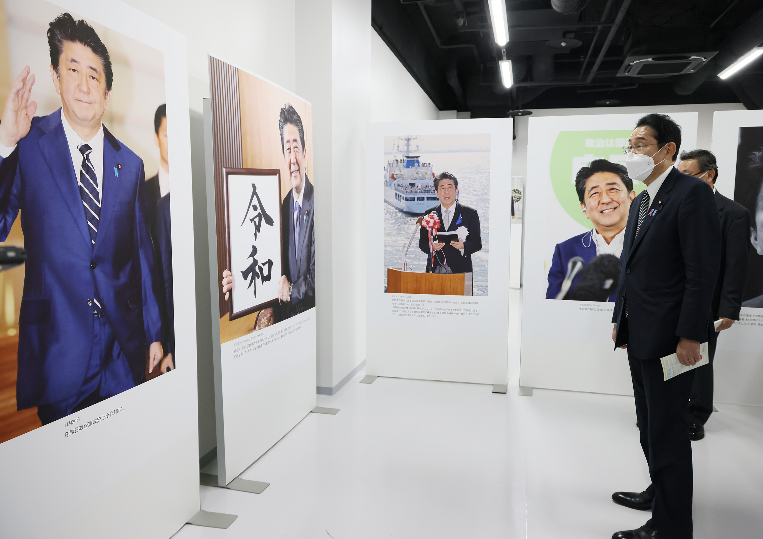 Prime Minister Kishida visiting a photo exhibition (3)
