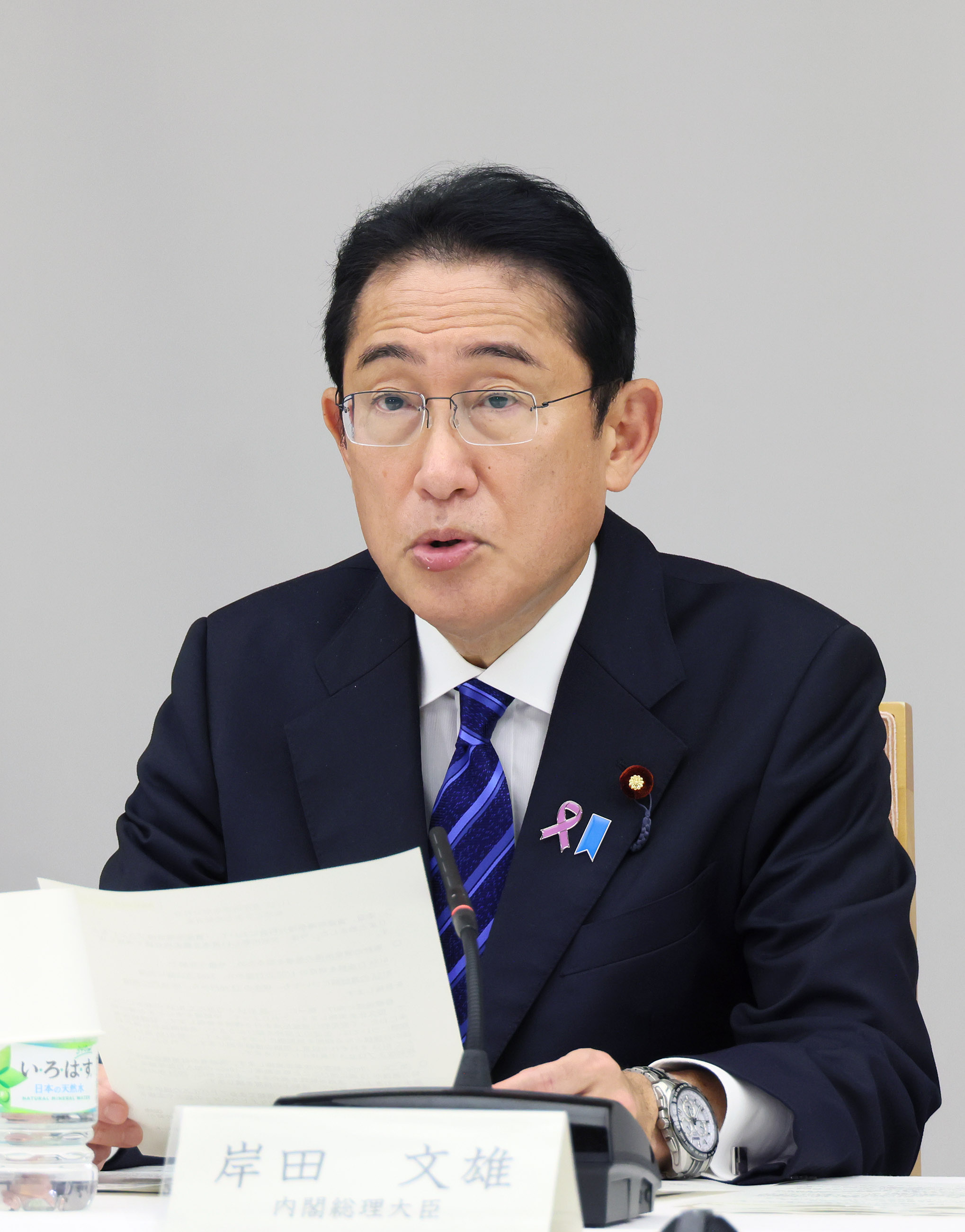 Prime Minister Kishida wrapping up a meeting (5)