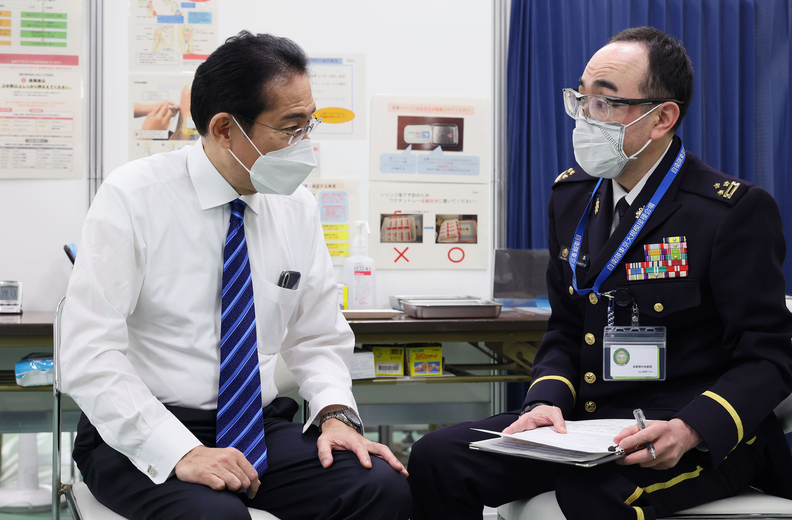 Prime Minister Kishida receiving a vaccination (2)