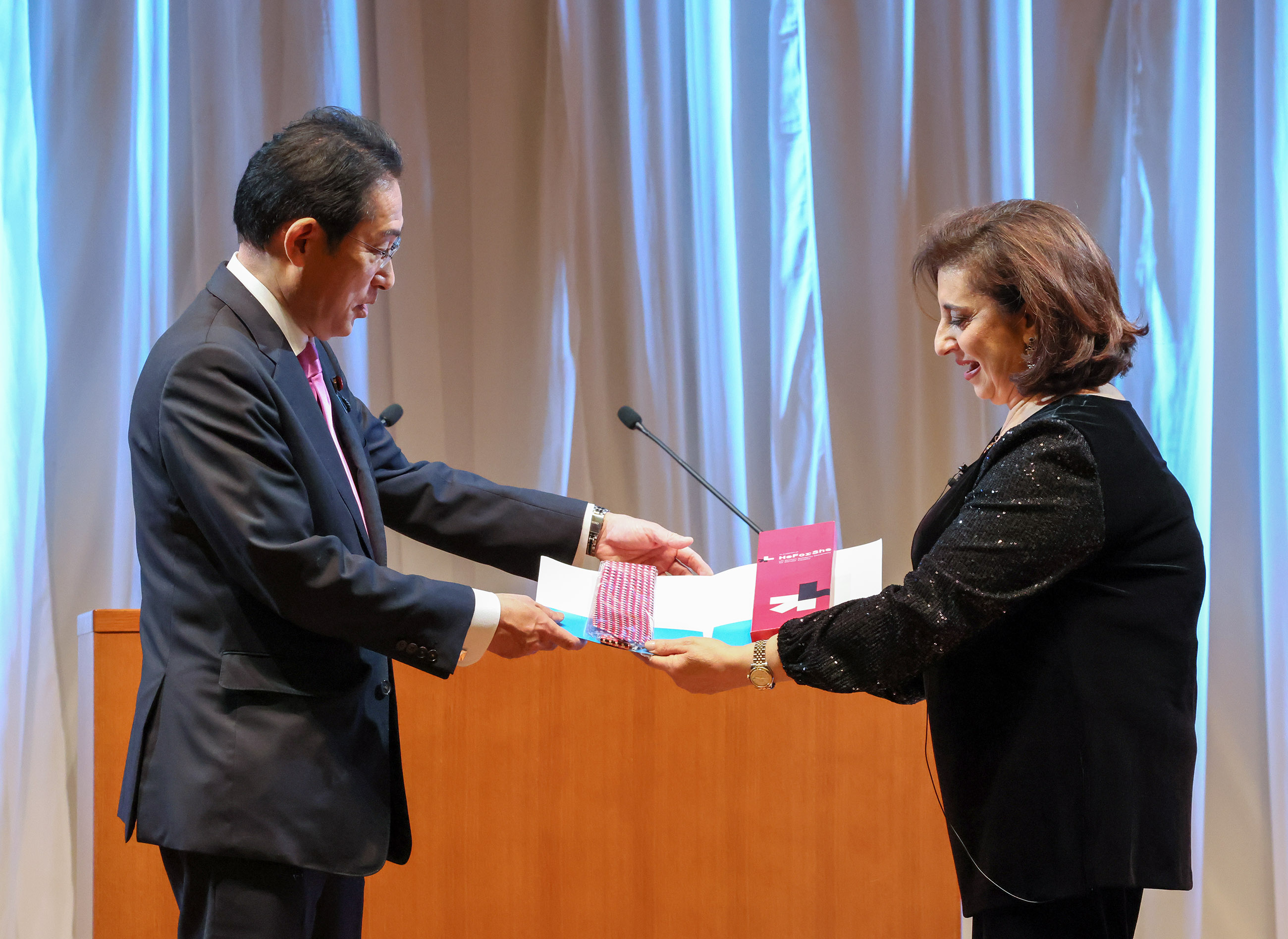 Prime Minister Kishida receiving a gift from Ms. Sima Bahous, Executive Director of UN Women (1)